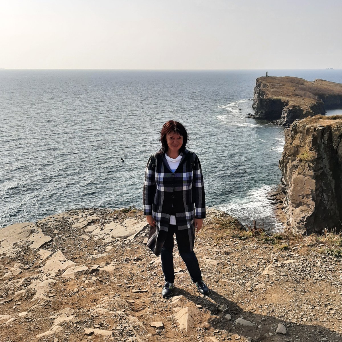 Покажите фотографию, где вы на крыше или какой-то возвышенности

И крыша и возвышенность)