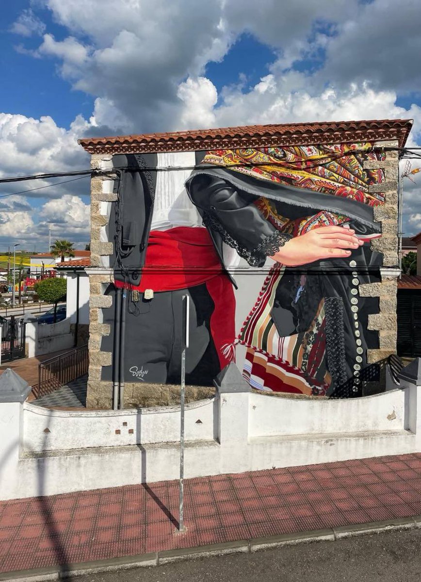 samuraioccident's tweet photo. 📷 Mural realizado sobre el traje tradicional de Torrecillas de la Tiesa (Cáceres) | Obra de “Sojo JC” https://t.co/9CxmlS06sd