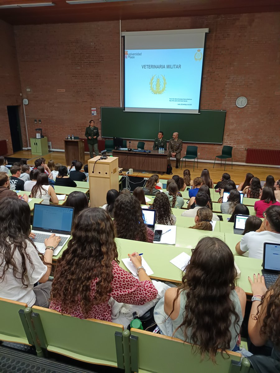Acabamos la mañana descubriendo el papel del veterinario militar con la Teniente Coronel García Martínez, el Capitán Cabal Quinte y el Capitán Álvarez Ordóñez 
<a href="/FacVetLeon/">Facultad de Veterinaria - Universidad de León</a>