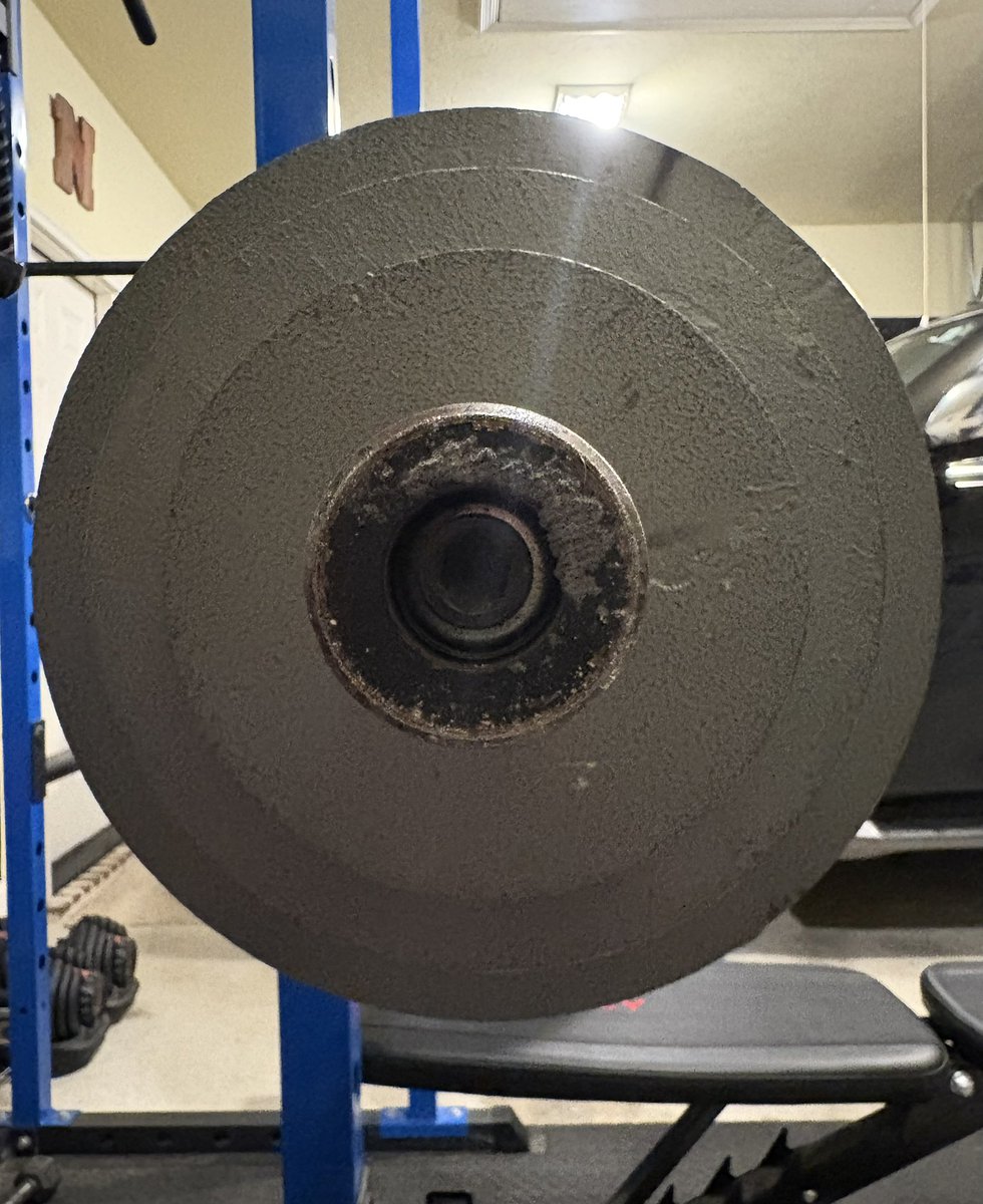 In this garage we listen to drug bands and lift without a spotter LFG🔥🔥🔥