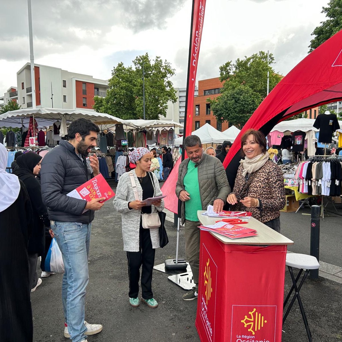 Guillaume De Almeida Chaves (@guillaumedac) on Twitter photo Quel bonheur ce matin d’être sur le marché de la #Reynerie à #Toulouse avec mes collègues <a href="/NathalieMader/">Nathalie Mader</a> et Mohamed Hamami, pour aller échanger , écouter et présenter les actions de la Région #Occitanie avec <a href="/CaroleDelga/">Carole Delga</a> .
La Région Occitanie , #ToujoursLà à vos côtés! Quel bonheur ce matin d’être sur le marché de la #Reynerie à #Toulouse avec mes collègues <a href="/NathalieMader/">Nathalie Mader</a> et Mohamed Hamami, pour aller échanger , écouter et présenter les actions de la Région #Occitanie avec <a href="/CaroleDelga/">Carole Delga</a> .
La Région Occitanie , #ToujoursLà à vos côtés!