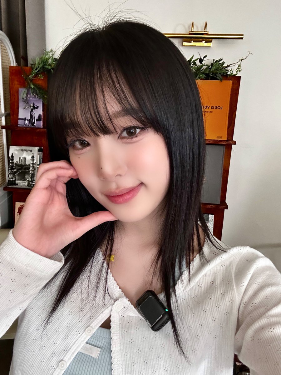 YENA_OFFICIAL's tweet image. [📸YENA PIC]

25.05.22 #은비theYapper

가정의 달을 맞아 은비더예뻐에 예나 등장✌🏻
제일 좋아하는 물회와 탕후루 먹방부터 ( ｡ •̀ ⤙ •́ ｡ )
승부욕 폭발시킨 각종 보드게임까지〰🕹
100억 보다 소중한 사람들과 알찬 하루💛˚*•

#최예나 #예나 #YENA
#코스모폴리탄 #cosmopolitan
#은비더예뻐