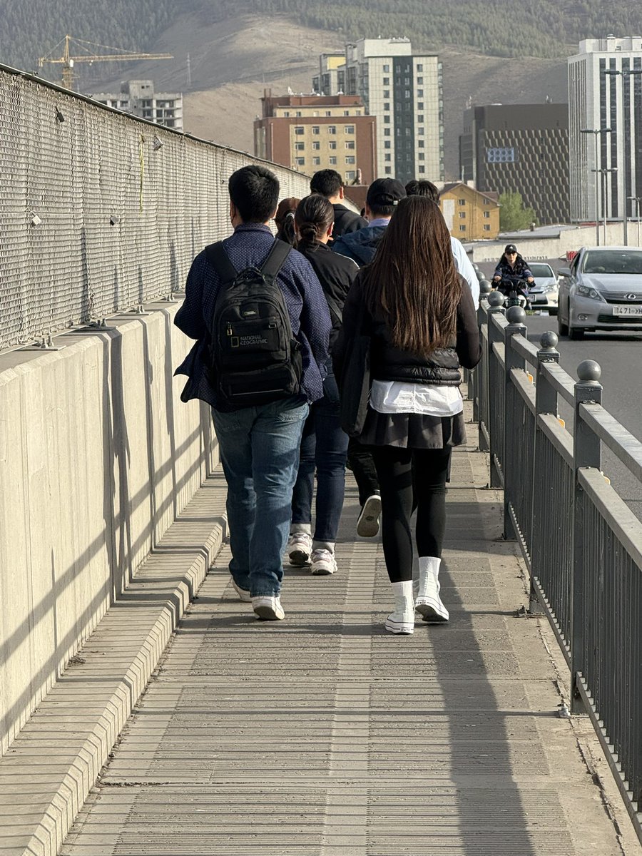 Үүшээ манайх чинь аль гарын дүрэмтэй юмбээ

Солонгос баруун, япон зүүн гарын дүрмээр явцгаадаг чилүү