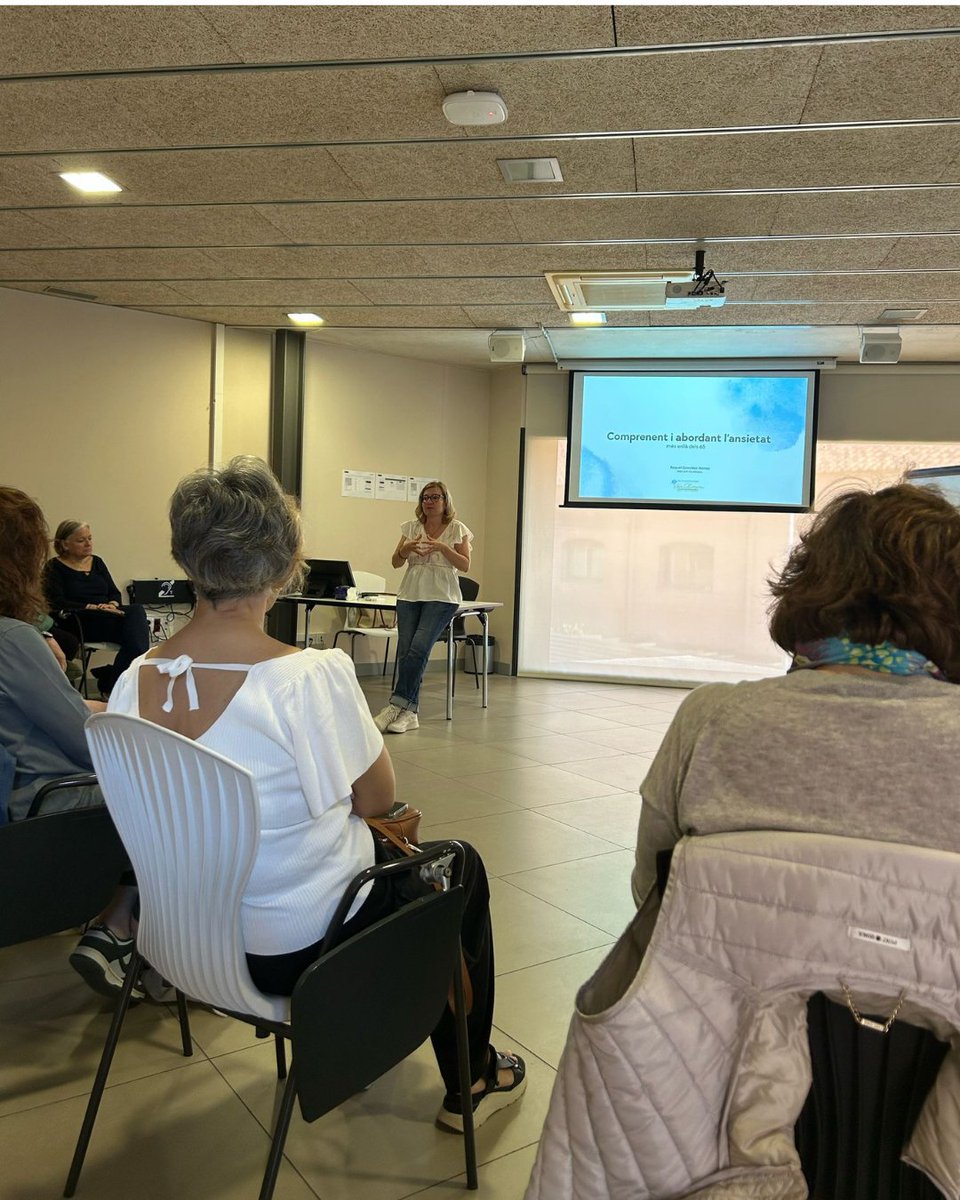 💬 Ahir vam parlar de "L'ansietat més enllà dels 65 anys" al Casal De Barri Vila Olímpica Can Gili Nou. La Raquel González, RBEC del #CAPVilaOlímpica, va explorar les causes de l'ansietat com canvis de salut, solitud o por al futur. Un taller essencial per entendre i acompanyar.