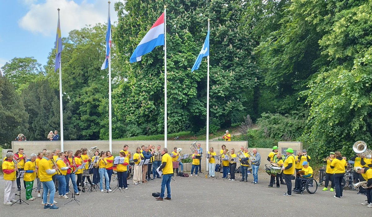 Justerjûn spilen de 4 Jouster Musykferienigingen mei elkoar foar de riedsfergadering foar it gemeentehûs. 🎺🎶🥁🎶🎷
Se lieten de riedsleden witte dat er in beslút nommen wurde moest oer it Brûsplak. En dat beslút is nommen. 💪🏼💚