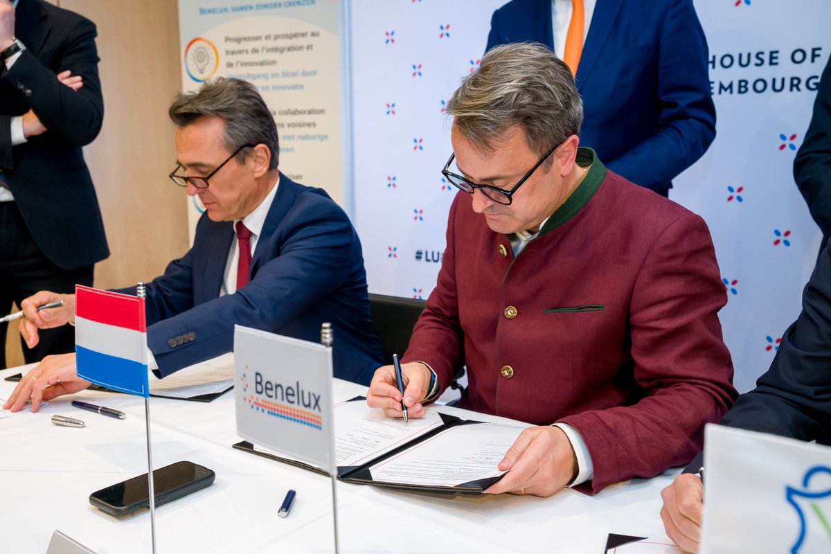Xavier Bettel (@xavier_bettel) on Twitter photo Signature du plan d’action <a href="/beneluxunion/">Benelux Union</a> & Hauts-de-France pour une coopération transfrontalière renforcée. 🇱🇺🇳🇱🇧🇪🤝🇫🇷
C’est en travaillant ensemble, au-delà de nos frontières nationales & avec nos voisins les plus proches, que nous faisons vraiment avancer l’Europe. Signature du plan d’action <a href="/beneluxunion/">Benelux Union</a> & Hauts-de-France pour une coopération transfrontalière renforcée. 🇱🇺🇳🇱🇧🇪🤝🇫🇷
C’est en travaillant ensemble, au-delà de nos frontières nationales & avec nos voisins les plus proches, que nous faisons vraiment avancer l’Europe.