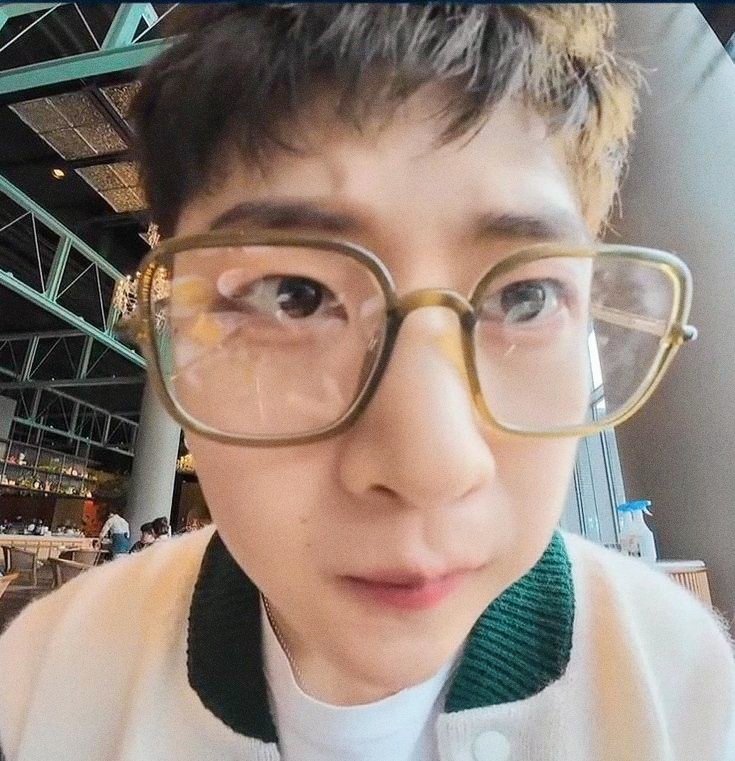 0528_files's tweet photo. same person???              SAME PERSON https://t.co/C6wBjjmleX