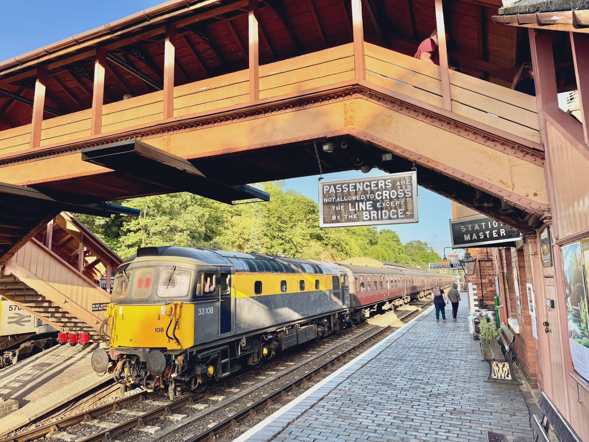 kingy69beard's tweet photo. #ThursdayThirtyThree as the sun starts to set on day 1 of the @svrofficialsite @SVRDiesels gala day 1 a week ago ! 33108 is seen at Bewdley heading North https://t.co/mbFyaq5R0a