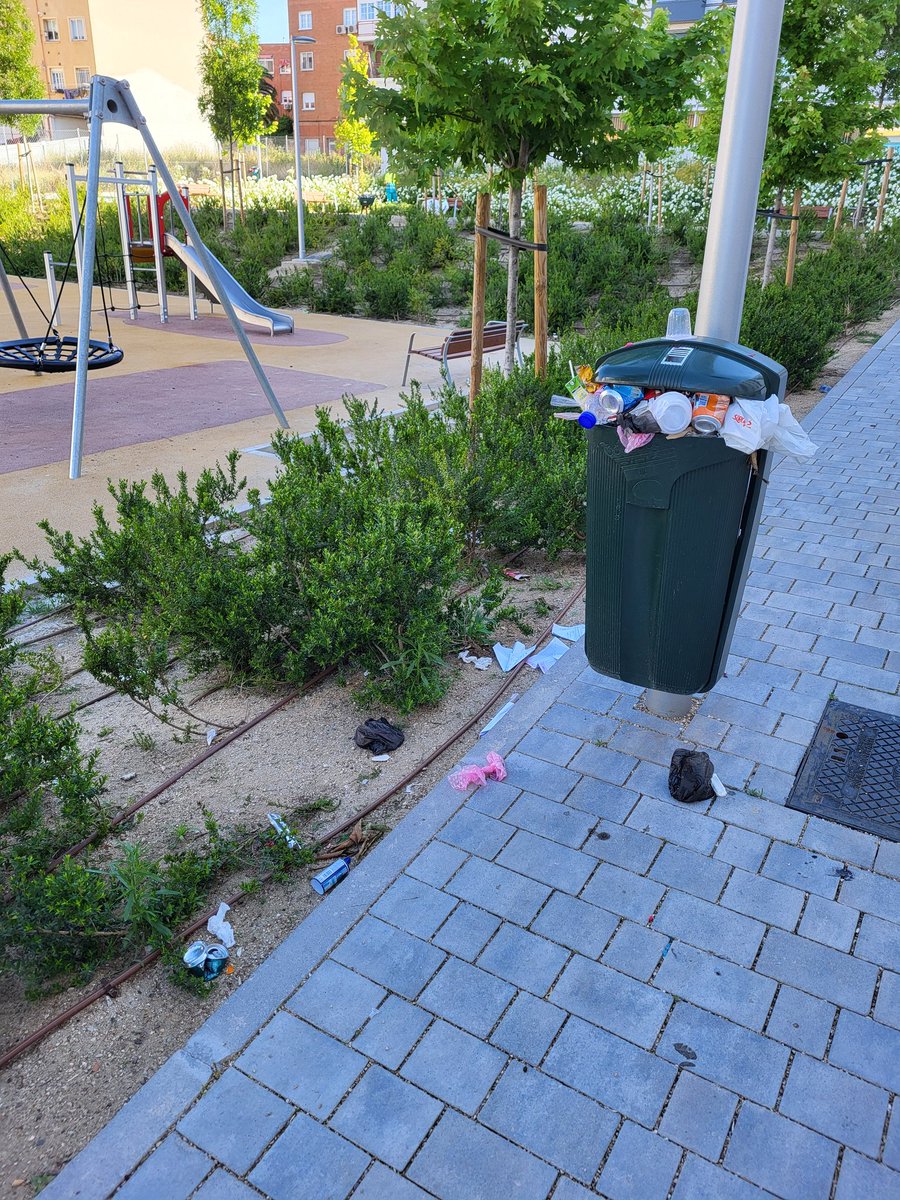 Paleogemer's tweet photo. @Lineamadrid Así llevan días las papeleras del parque entre C/San Cipriano y C/ Mercurio (frente al Primaprix), mientras se realizan trabajos de jardinería en esa zona a diario. ¿Sólo somos los vecinos los que nos damos cuenta de estas cosas? Solicito retirada de basura. Gracias https://t.co/Ke5LucMKqd
