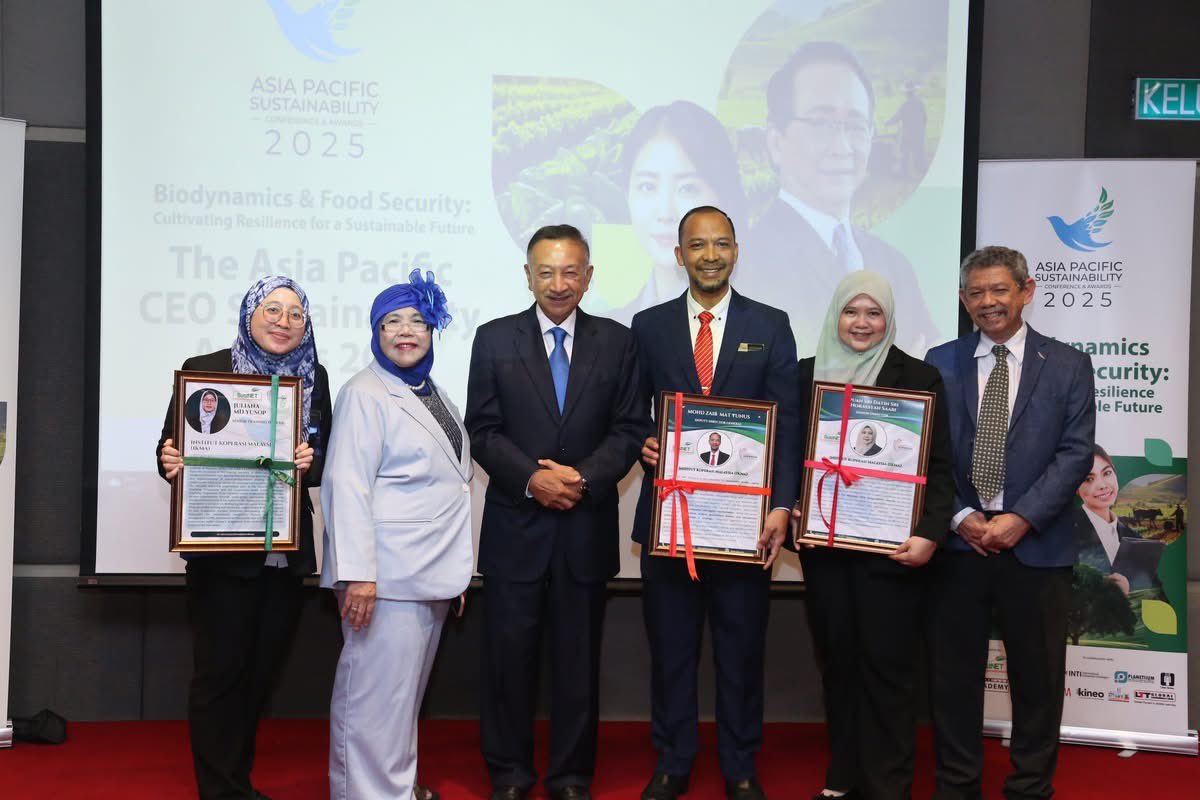 Inst_Koperasi's tweet photo. 21 Mei 2025 โ Institut Koperasi Malaysia sekali lagi mencipta sejarah apabila berjaya merangkul pengiktirafan berprestij dalam Asia Pacific Sustainability Awards 2025 yang berlangsung di M World Hotel Petaling Jaya.
#IKMa
#KUSKOPMalaysia https://t.co/RbOAKbE5IY