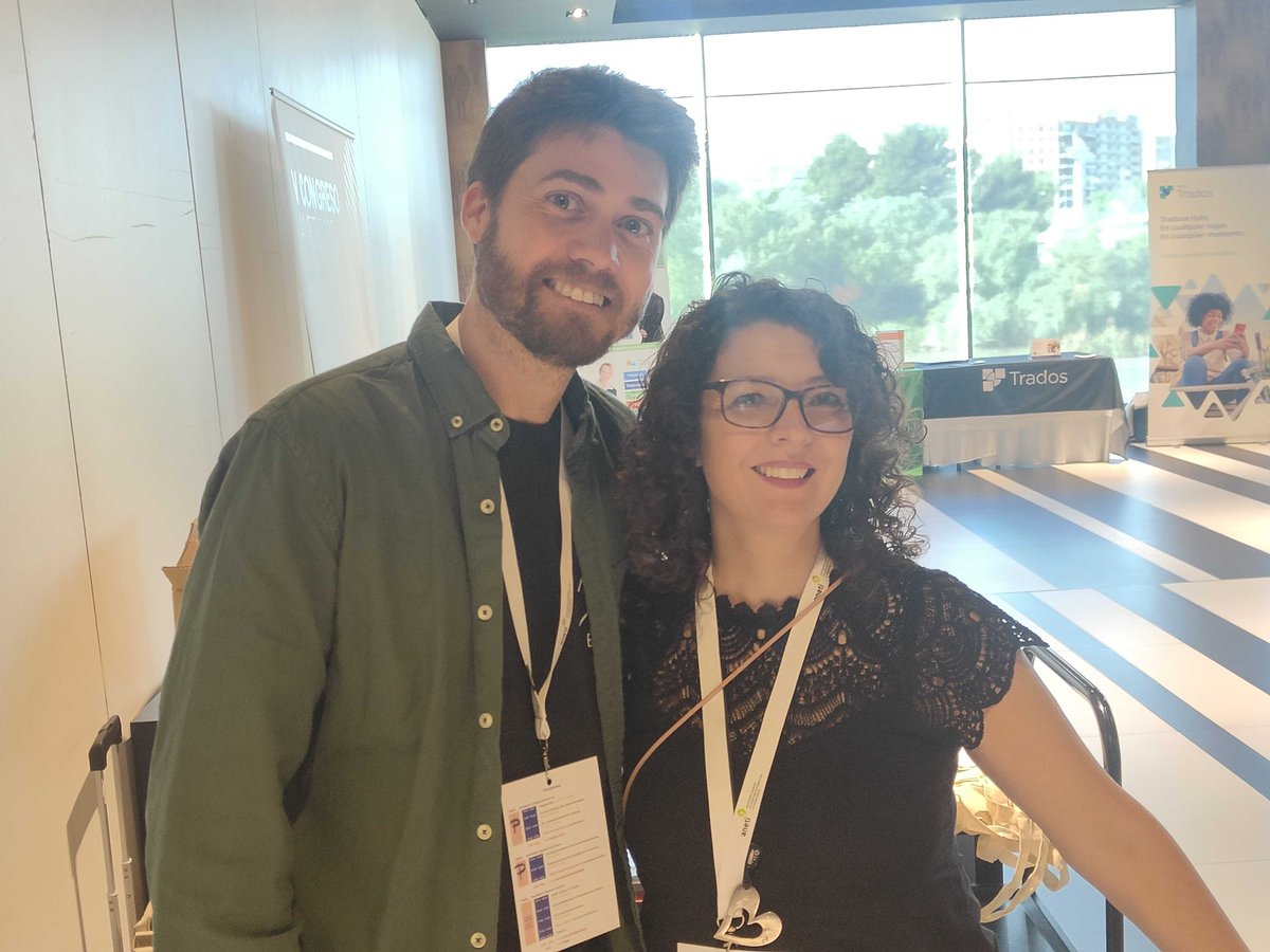 on_translation's tweet photo. Estamos en el V Congreso ANETI (@aneti_info). 🤓

Aquí Marc, con la compañera Eli de Interglossa, repartiendo las acreditaciones. 🎟️ https://t.co/a3NHX36omU