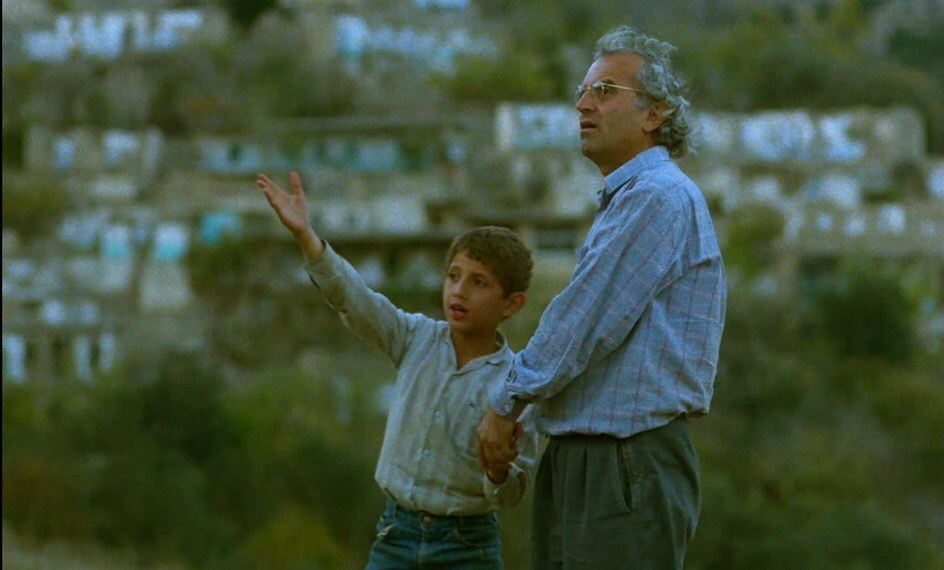 Y la vida continúa (1992) - Abbas Kiarostami 

En estos tiempos de cinismo, falsedades y "malismo", se hace aún más reconfortante volver al humanismo del cine de Kiarostami.