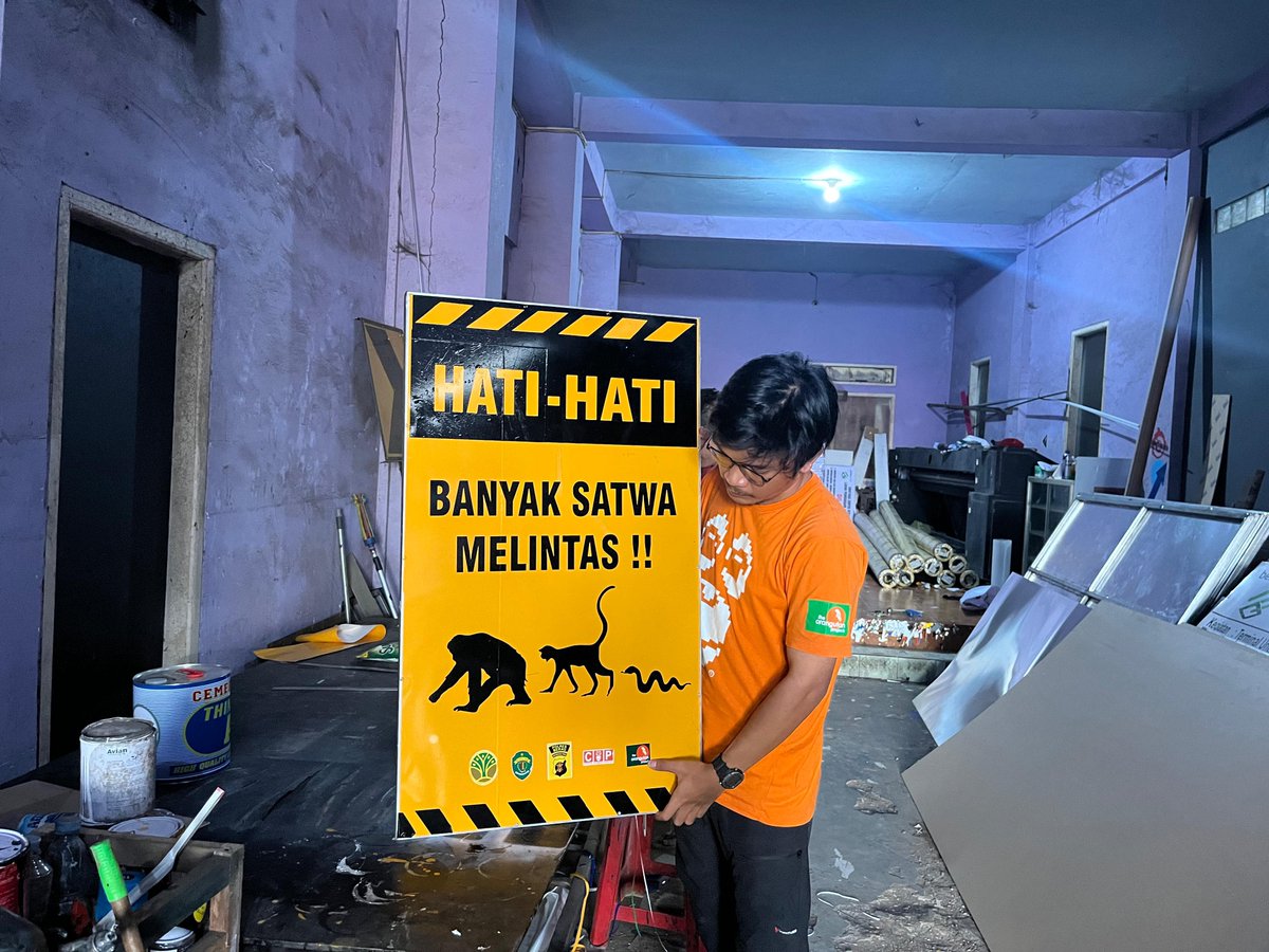orangutan_COP's tweet photo. Halo pengguna jalan poros Wahau-Kelay, untuk berhati-hati saat melintas ya 😉 Perhatikan rambu-rambu lalu lintas yang ada.
Banyak satwa liar yang menyeberang dan berada di pinggir jalan tersebut. #APECrusader akan menambah papan imbauan kembali. https://t.co/BeDNrH66wo