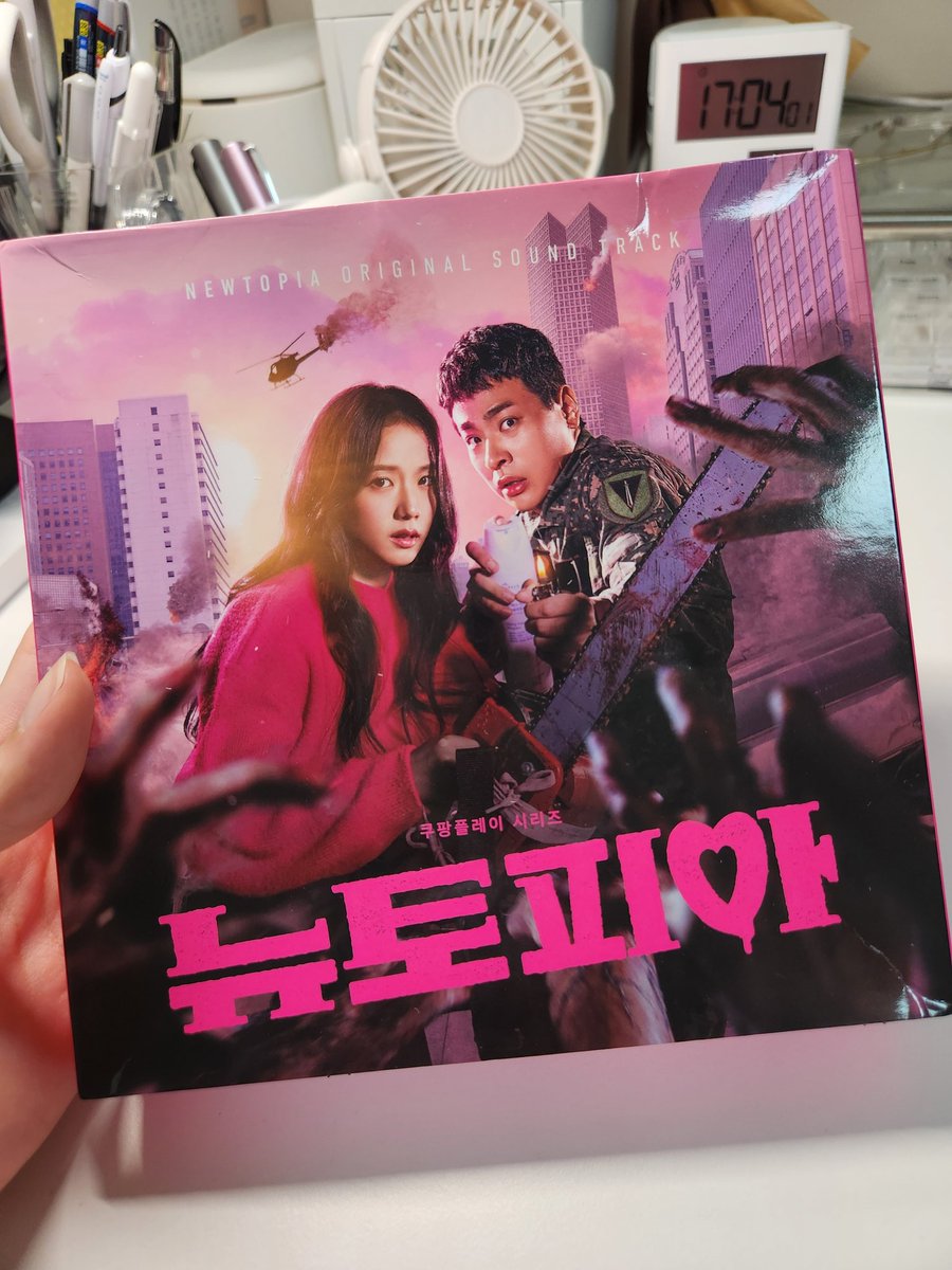 jendumandek's tweet photo. 뉴토피아 ost앨범 포카 미쳤어요.... 그래 난 이런 내츄럴한 지수를 원했어,,, 너무 이쁘다🌟🩷 #BLACKPINK #jisoo #blink  #newtopia #coupang #play #series #블랙핑크 #지수 #블링크 #쿠팡플레이 #뉴토피아 https://t.co/9vhqMiEJIq
