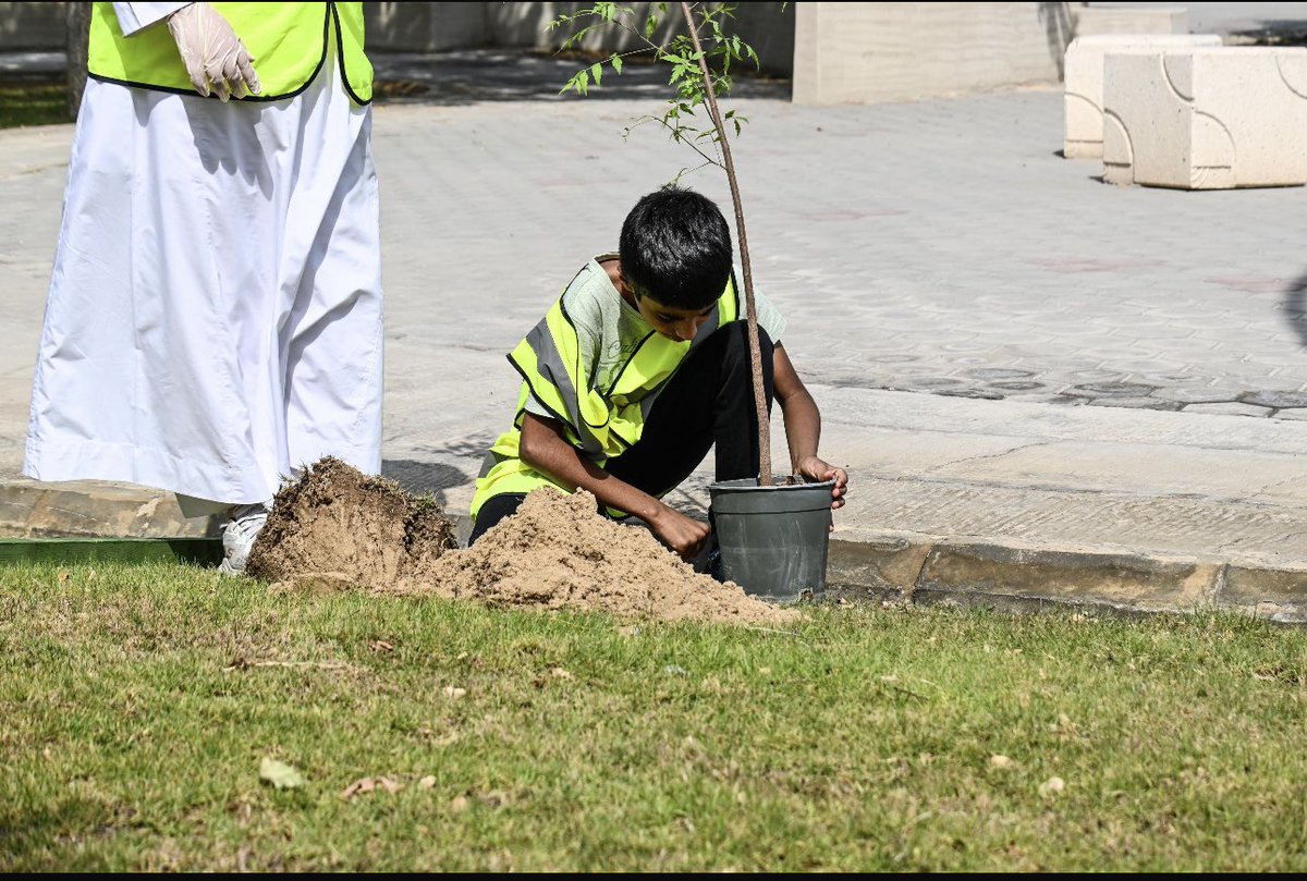 greenify_1's tweet photo. في إطار سعينا لزيادة الرقعة الخضراء ونشر ثقافة التشجير بين فئات المجتمع، أطلقنا في Greenify مبادرة تشجير في حديقة السديم بمدينة الظهران، بالتعاون مع بلدية مدينة الظهران، وبمشاركة طلاب مدارس التربية الأهلية.

معاً نحو بيئة أنقى، وأرضٍ أكثر خضرة.🌱

#Greenify
#بلدية__الظهران https://t.co/71EKPniEXe