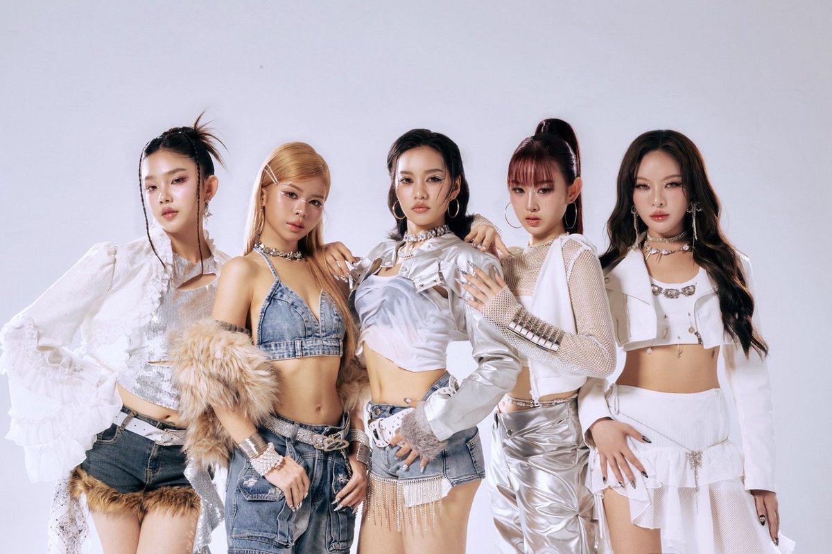 startalkent's tweet photo. Persona Entertainment เขย่าวงการ T-POP
เปิดตัวเกิร์ลกรุ๊ป “GAMMA”
พร้อมซิงเกิ้ล “Turn it into Gold”
#GAMMA #GLOW_WITH_GAMMA #PersonaEnt #LetYourPERSONAShine
Persona Entertainment บริษัทบันเทิงชั้นนำที่มุ่งมั่นสร้างสรรค์ผลงานคุณภาพและศิลปินที่มีศักยภาพสู่ระดับสากล พร้อมเป็นส่วนหนึ่งของวงการ T-POP ผลักดันศิลปินไทยให้เฉิดฉายในระดับโลก กับการประกาศเปิดตัวเกิร์ลกรุ๊ปน้องใหม่ "GAMMA" (แกมม่า) ที่มาพร้อมกับความสนุกสนาน น่ารัก สดใส ในซิงเกิ้ลแรก “Turn it into Gold” ที่เตรียมพร้อมจะฉายแสงและสร้างปรากฏการณ์ใหม่ในปี 2568 ด้วยคอนเซ็ปต์นิยามใหม่ของความล้ำสมัยที่แตกต่างอย่างมีสไตส์
"GAMMA" ถือเป็นศิลปินเกิร์ลกรุ๊ปน้องใหม่เบอร์แรกของ Persona Entertainment มีสมาชิกทั้งหมด 5 คน ที่จะมาพร้อมกับคอนเซ็ปต์สุดพิเศษ ซึ่งได้รับแรงบันดาลใจมาจากการบ่มสีอัญมณีอันบริสุทธิ์ของพลัง “รังสีแกมมา” รังสีที่มีพลังงานสูงสุดในสเปกตรัมแม่เหล็กไฟฟ้า โดยสมาชิกแต่ละคนของ "GAMMA” จะเป็นสัญลักษณ์ของอัญมณีที่ไม่เหมือนใคร “ปิงปอง” คือ ประกายแวววาวอันแสนหวานของ “มอร์แกไนต์” , “สกาย” คือหัวใจของวง เปล่งประกายด้วยพลังที่สดใสแต่ทรงพลังของ “อความารีน”, “มิล่า” สาวผู้มีสไตล์การแสดงที่เปล่งประกาย ทำให้เธอเหมาะสมอย่างยิ่งกับ “เพอริโดต์”, “กริฟฟิน” เธอคือภาพสะท้อนจิตวิญญาณของศิลปิน เหมือนความเข้มข้นของ “โกเมน” สีแดงเข้ม และคนสุดท้าย “จีน” คือภาพลักษณ์แห่งความลึกลับ และสง่างาม เธอสะท้อนพลังแห่ง “อเมทิสต์” ได้อย่างสมบูรณ์แบบ โดยเมื่อรวมตัวกันทั้ง 5 คนก็เปี่ยมไปด้วยเสน่ห์ที่เปล่งประกายและพลังงานที่ไม่มีใครเทียบได้ พวกเธอเป็นมากกว่าแค่ศิลปิน แต่คือ "อัญมณีแห่งจักรวาล" ที่เปล่งประกายด้วยแสงสว่างของตัวเอง ถูกหล่อหลอมภายใต้ความกดดัน และพร้อมที่จะปลดปล่อยพลังงานบนทุกเวที
งานนี้ 5 สาว "GAMMA” จะมาพร้อมกับความสนุกสนาน น่ารัก สดใส กับซิงเกิ้ลแรก “Turn it into Gold” ด้วยเสียงดนตรีที่ผสมผสานป๊อปแนวล้ำสมัย ฮิปฮอป และซินธ์ บวกกับท่าเต้นทรงพลังแข็งแกร่งรวมเป็นทีมเวิร์ค ทำให้พลังของเพลง “Turn it into Gold” ที่สื่อความหมายของการเปลี่ยนความเจ็บปวด ความไม่มั่นใจ การถูกปฏิเสธให้กลายเป็นพลังอันแข็งแกร่งด้วยการรักตัวเองอย่างเต็มที่
โดยซิงเกิ้ล “Turn it into Gold” จะปล่อยมิวสิควีดีโอให้ได้รับชมและรับฟังพร้อมกันทั่วประเทศในวันที่ 6 มิถุนายน 2568 แฟนๆ สามารถติดตามความเคลื่อนไหวของ 5 สาว "GAMMA” ได้ทุกช่องทางโซเชียลมีเดียของ Persona Entertainment / Instagram : Gamma.officialth / Tiktok : Gamma_official_th / Youtube : PersonaEntertainmentTH กันได้ตั้งแต่วันนี้เป็นต้นไป