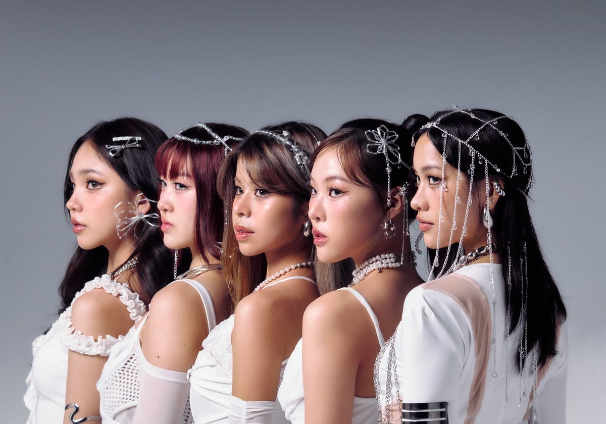startalkent's tweet photo. Persona Entertainment เขย่าวงการ T-POP
เปิดตัวเกิร์ลกรุ๊ป “GAMMA”
พร้อมซิงเกิ้ล “Turn it into Gold”
#GAMMA #GLOW_WITH_GAMMA #PersonaEnt #LetYourPERSONAShine
Persona Entertainment บริษัทบันเทิงชั้นนำที่มุ่งมั่นสร้างสรรค์ผลงานคุณภาพและศิลปินที่มีศักยภาพสู่ระดับสากล พร้อมเป็นส่วนหนึ่งของวงการ T-POP ผลักดันศิลปินไทยให้เฉิดฉายในระดับโลก กับการประกาศเปิดตัวเกิร์ลกรุ๊ปน้องใหม่ "GAMMA" (แกมม่า) ที่มาพร้อมกับความสนุกสนาน น่ารัก สดใส ในซิงเกิ้ลแรก “Turn it into Gold” ที่เตรียมพร้อมจะฉายแสงและสร้างปรากฏการณ์ใหม่ในปี 2568 ด้วยคอนเซ็ปต์นิยามใหม่ของความล้ำสมัยที่แตกต่างอย่างมีสไตส์
"GAMMA" ถือเป็นศิลปินเกิร์ลกรุ๊ปน้องใหม่เบอร์แรกของ Persona Entertainment มีสมาชิกทั้งหมด 5 คน ที่จะมาพร้อมกับคอนเซ็ปต์สุดพิเศษ ซึ่งได้รับแรงบันดาลใจมาจากการบ่มสีอัญมณีอันบริสุทธิ์ของพลัง “รังสีแกมมา” รังสีที่มีพลังงานสูงสุดในสเปกตรัมแม่เหล็กไฟฟ้า โดยสมาชิกแต่ละคนของ "GAMMA” จะเป็นสัญลักษณ์ของอัญมณีที่ไม่เหมือนใคร “ปิงปอง” คือ ประกายแวววาวอันแสนหวานของ “มอร์แกไนต์” , “สกาย” คือหัวใจของวง เปล่งประกายด้วยพลังที่สดใสแต่ทรงพลังของ “อความารีน”, “มิล่า” สาวผู้มีสไตล์การแสดงที่เปล่งประกาย ทำให้เธอเหมาะสมอย่างยิ่งกับ “เพอริโดต์”, “กริฟฟิน” เธอคือภาพสะท้อนจิตวิญญาณของศิลปิน เหมือนความเข้มข้นของ “โกเมน” สีแดงเข้ม และคนสุดท้าย “จีน” คือภาพลักษณ์แห่งความลึกลับ และสง่างาม เธอสะท้อนพลังแห่ง “อเมทิสต์” ได้อย่างสมบูรณ์แบบ โดยเมื่อรวมตัวกันทั้ง 5 คนก็เปี่ยมไปด้วยเสน่ห์ที่เปล่งประกายและพลังงานที่ไม่มีใครเทียบได้ พวกเธอเป็นมากกว่าแค่ศิลปิน แต่คือ "อัญมณีแห่งจักรวาล" ที่เปล่งประกายด้วยแสงสว่างของตัวเอง ถูกหล่อหลอมภายใต้ความกดดัน และพร้อมที่จะปลดปล่อยพลังงานบนทุกเวที
งานนี้ 5 สาว "GAMMA” จะมาพร้อมกับความสนุกสนาน น่ารัก สดใส กับซิงเกิ้ลแรก “Turn it into Gold” ด้วยเสียงดนตรีที่ผสมผสานป๊อปแนวล้ำสมัย ฮิปฮอป และซินธ์ บวกกับท่าเต้นทรงพลังแข็งแกร่งรวมเป็นทีมเวิร์ค ทำให้พลังของเพลง “Turn it into Gold” ที่สื่อความหมายของการเปลี่ยนความเจ็บปวด ความไม่มั่นใจ การถูกปฏิเสธให้กลายเป็นพลังอันแข็งแกร่งด้วยการรักตัวเองอย่างเต็มที่
โดยซิงเกิ้ล “Turn it into Gold” จะปล่อยมิวสิควีดีโอให้ได้รับชมและรับฟังพร้อมกันทั่วประเทศในวันที่ 6 มิถุนายน 2568 แฟนๆ สามารถติดตามความเคลื่อนไหวของ 5 สาว "GAMMA” ได้ทุกช่องทางโซเชียลมีเดียของ Persona Entertainment / Instagram : Gamma.officialth / Tiktok : Gamma_official_th / Youtube : PersonaEntertainmentTH กันได้ตั้งแต่วันนี้เป็นต้นไป