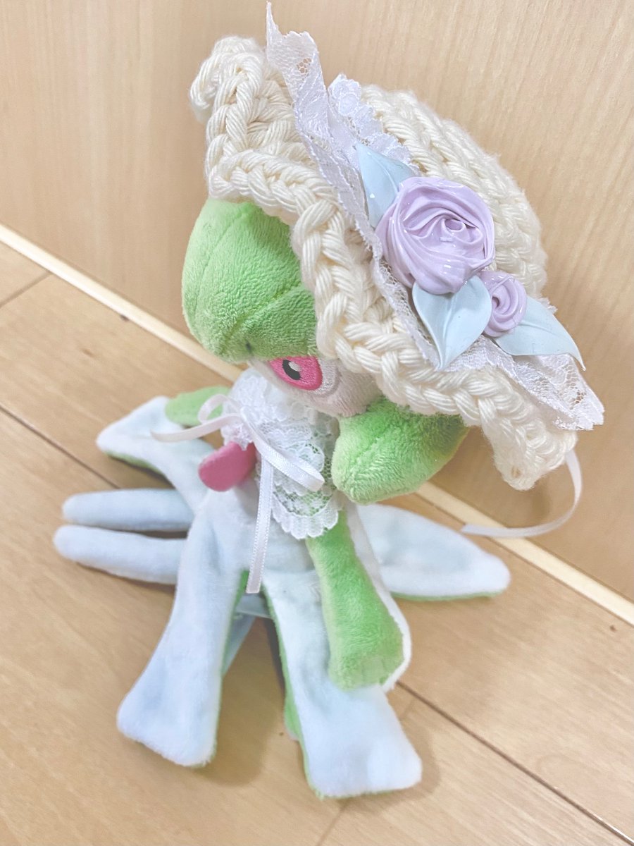 nanase_pk's tweet photo. 麦わら帽子編んだ🎶顔暗くなるからうまく写せなかったけどほんとは上にバラ乗せてる！✊ https://t.co/ZeuydgXfFE