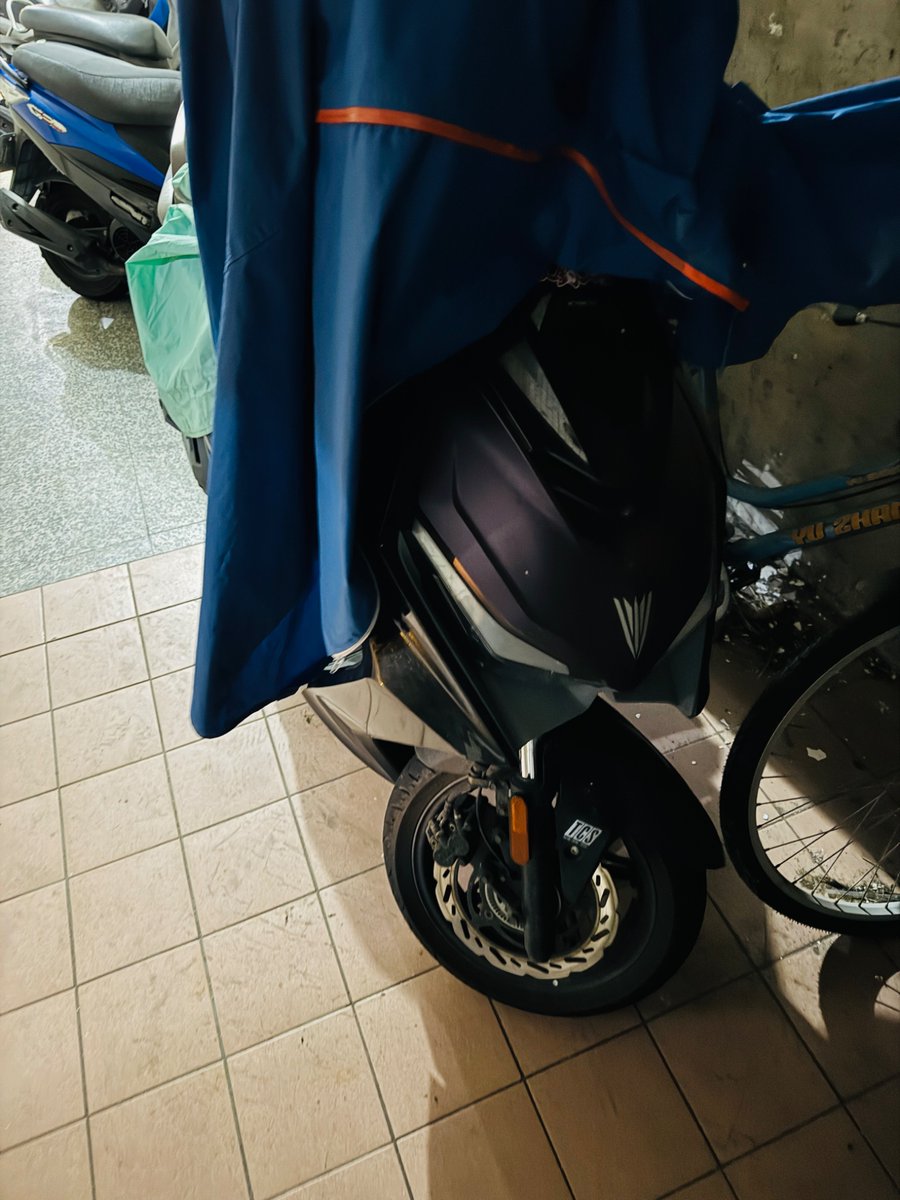 come0815's tweet photo. 便宜出售。喜私密。
2年車只跑3000公里

當初也不知道買這台要衝殺小。說好要去跑武陵，變成曬雨衣架….
#krvgd https://t.co/miaNnyZJtq