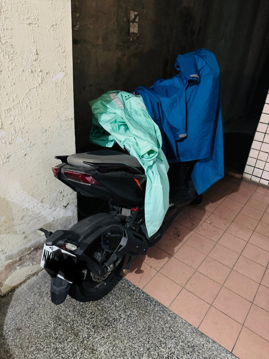 come0815's tweet photo. 便宜出售。喜私密。
2年車只跑3000公里

當初也不知道買這台要衝殺小。說好要去跑武陵，變成曬雨衣架….
#krvgd https://t.co/miaNnyZJtq