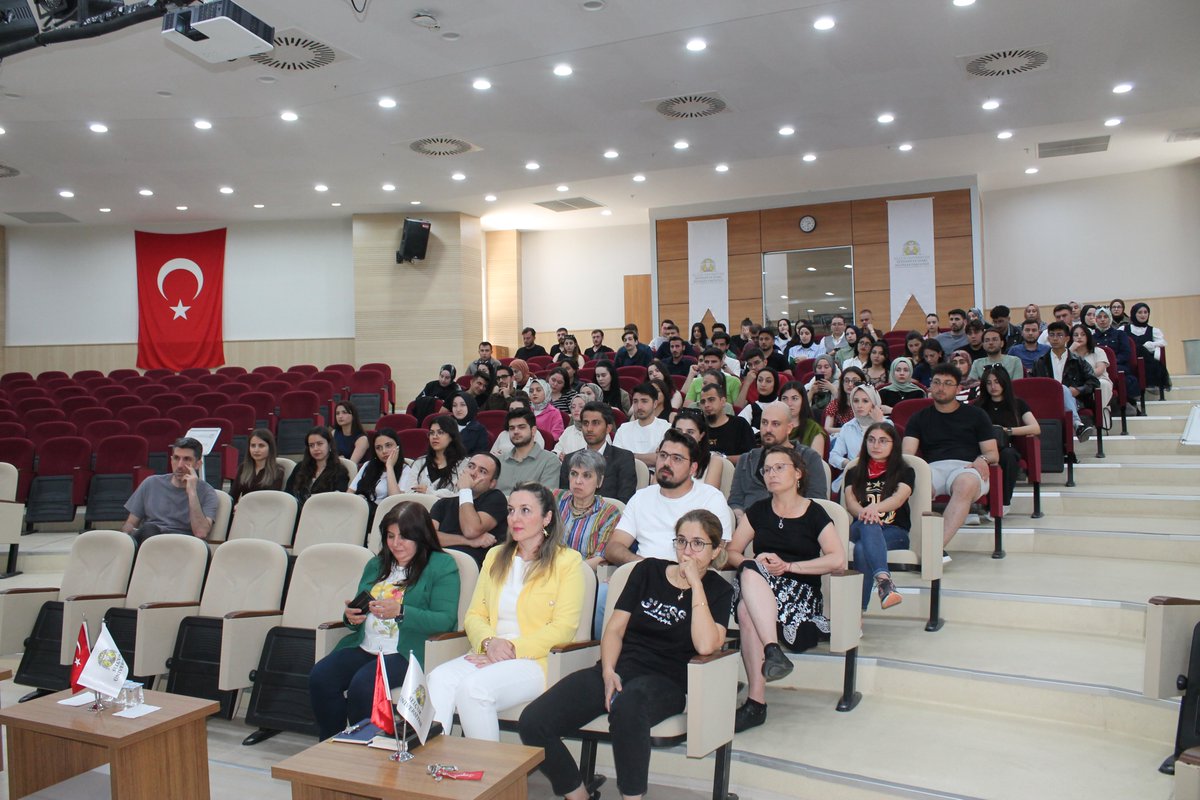 selcuk_iibf's tweet photo. "Mezun Öğrenci Buluşmaları“ konulu söyleşi; Fakültemiz Siyaset Bilimi ve Kamu Yönetimi Bölüm Başkanı Prof. Dr. Sn. Mehmet GÖKÜŞ'ün moderatörlüğünde, Kazımkarabekir Kaymakamı Sn. Nural Cengiz YAMAKOĞLU'nun konuşmacı olarak katılımlarıyla gerçekleştirildi.

#SelçukİİBF https://t.co/QrXojW01og