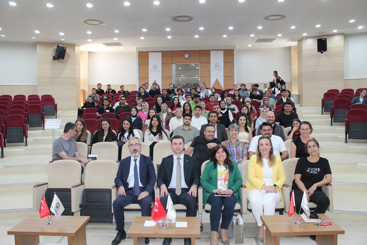selcuk_iibf's tweet photo. "Mezun Öğrenci Buluşmaları“ konulu söyleşi; Fakültemiz Siyaset Bilimi ve Kamu Yönetimi Bölüm Başkanı Prof. Dr. Sn. Mehmet GÖKÜŞ'ün moderatörlüğünde, Kazımkarabekir Kaymakamı Sn. Nural Cengiz YAMAKOĞLU'nun konuşmacı olarak katılımlarıyla gerçekleştirildi.

#SelçukİİBF https://t.co/QrXojW01og
