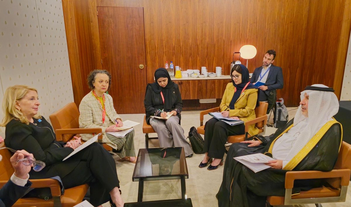 The Supervisor General of #KSrelief, Dr. Abdullah Al Rabeeah, meets with the Executive Director of <a href="/UNICEF/">UNICEF</a>. During the meeting, both sides discussed subjects related to common humanitarian and relief efforts aimed at supporting children worldwide by providing essential care, on