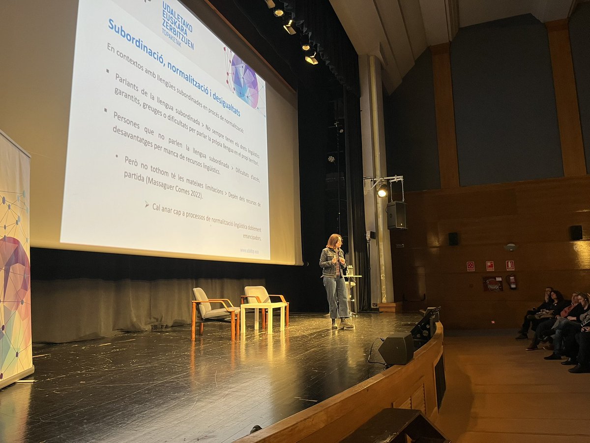 1. Hitzaldia | <a href="/MarinaMassaguer/">Marina Massaguer Comes</a>: 
“Hizkuntza komunikatzeko kode soil bat baino gehiago da. Gizartean posizionatzen zaituen elementu bat da. Gizarte-dinamiketan nor zaren eta nor ez zaren adierazten du”

#Udaltop17