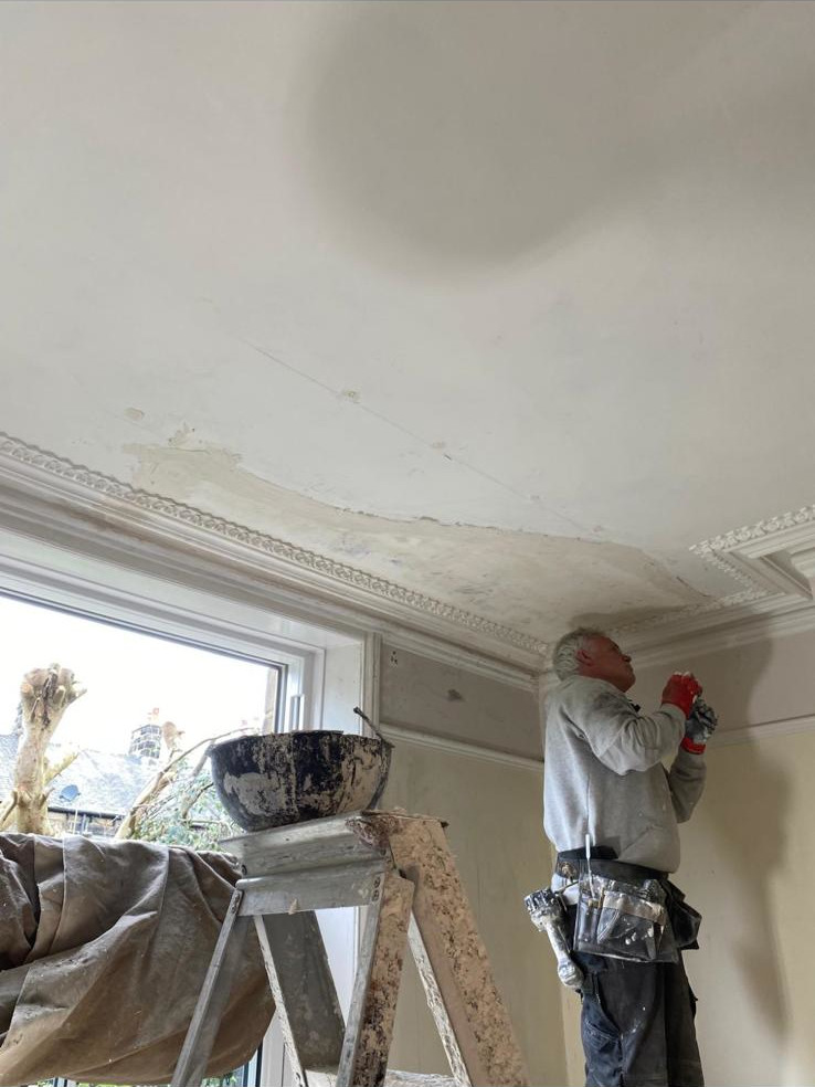 CSJbespoke's tweet photo. Repairing a portion of ceiling and missing cornice. Once it's painted you'd never know there was ever anything missing! ๐
#bespokeplastermouldings #bespoke #home #homedesign #homedetails #diy #proffesional #crafts #craftsmen #restoration https://t.co/VZLNIiTLVN