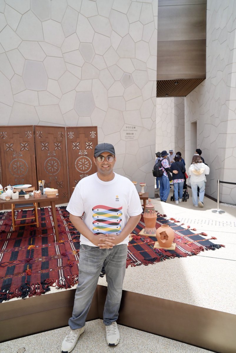 جناح المملكة العربية #السعودية 🇸🇦- إكسبو أوساكا 2025

في قلب #إكسبو2025 في مدينة أوساكا.. وقفت أمام تحفة معمارية تنطق بتاريخ المملكة.. وتمدّ زوارها بجسر حسيّ نحو مستقبلها. 
تجربة غامرة عشتها شخصيًا وأنا أتجول بين الممرات الباردة التي صممت بعناية.. والتي تعكس بعمق فلسفة التصميم