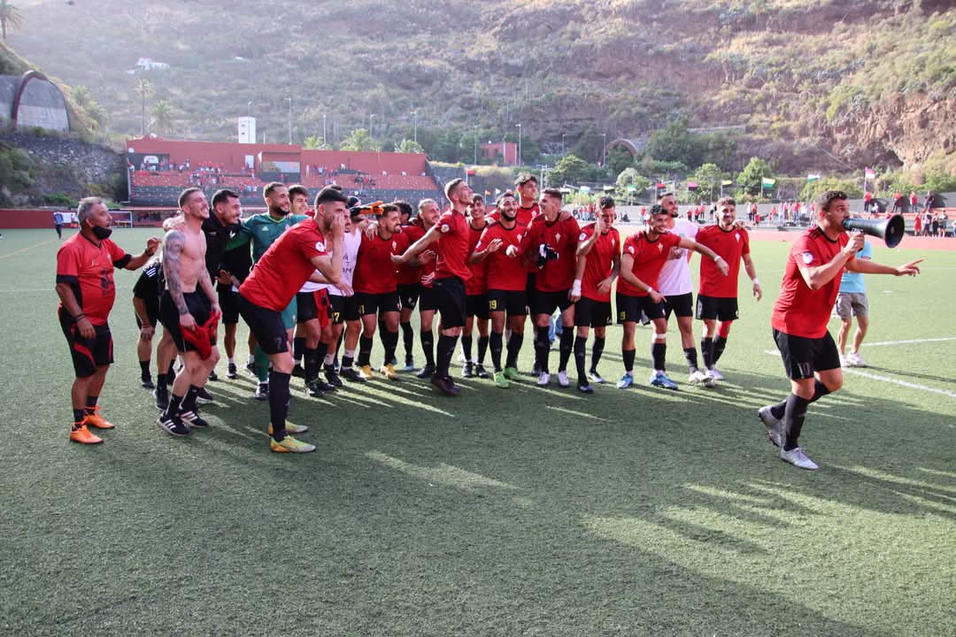 CDMensajero's tweet photo. 𝗧𝗮𝗹 𝗱𝗶́𝗮 𝗰𝗼𝗺𝗼 𝗵𝗼𝘆... ascendimos a la entonces recién creada #SegundaRFEF. Fue en 2021, remontando ante la @UDLP_Cantera con dos goles de Omar Fleitas 🥰

El ascenso del shalalalala, Meeeensajerooo 🎶

#HistoriaCDM #AficiónInMensa https://t.co/zZXQvDeeyW
