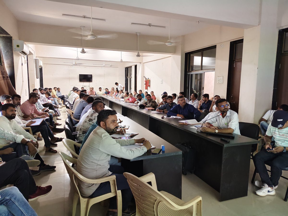 TdoHalvad's tweet photo. આજ રોજ હળવદ તાલુકા પંચાયત કચેરી ખાતે ટી ડી ઓ શ્રી ના અધ્યક્ષ સ્થાને કચેરીના તમામ કર્મચારી તેમજ તમામ તલાટીશ્રીઓ ને E-sarkar Portal અંગે ની તાલીમ આપવામાં આવી.  @PMOIndia @CMOGuj @GujPRHDept @GujDCoffice @CollectorMorbi @ddomorbi1 https://t.co/MNgI8Lk52q