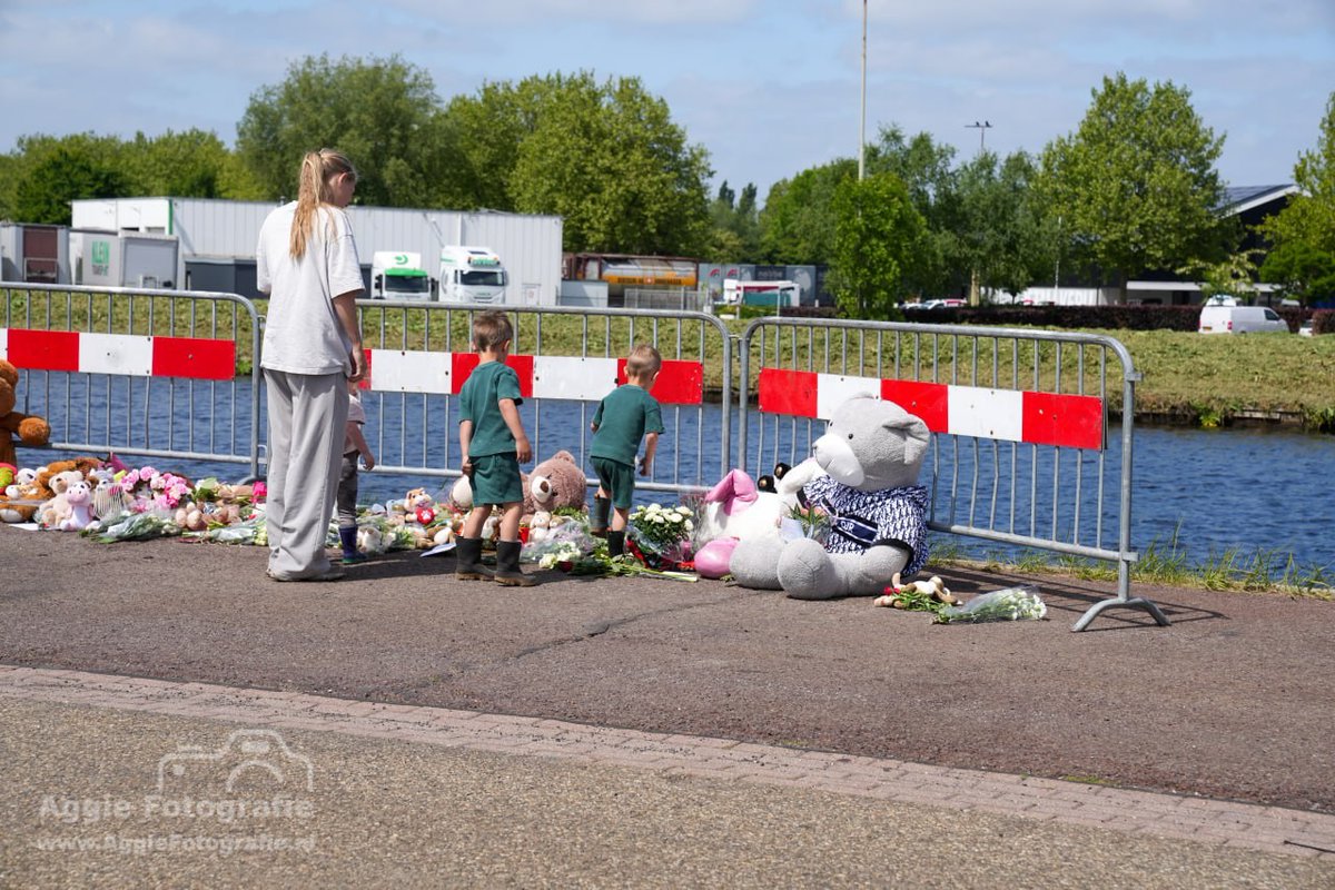 Bloemenzee en knuffels van mensen die Jeffrey en Emma herdenken na een trieste gebeurtenis 🐻🕯🥀