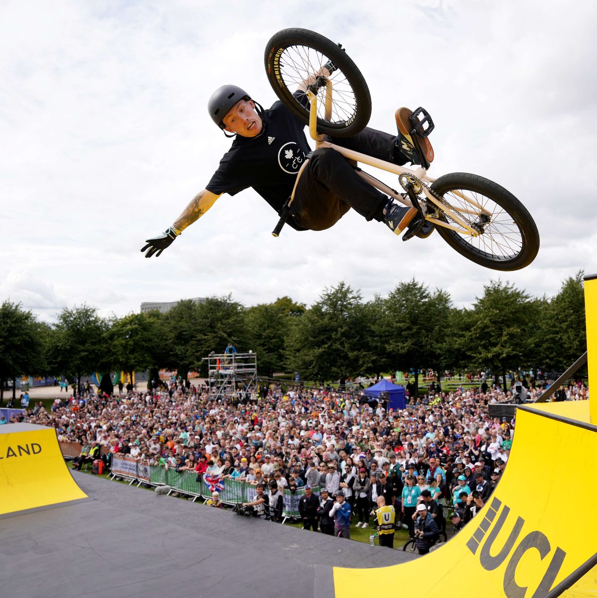 EBU_HQ's tweet image. 🚴We’ve got the inside track on cycling! Fans across Europe will be able to watch major cycling events for free, following our acquisition of the European media rights to major UCI World Championships through 2031.

Read more: social.ebu.ch/UCI25

#PublicServiceMedia #Cycling