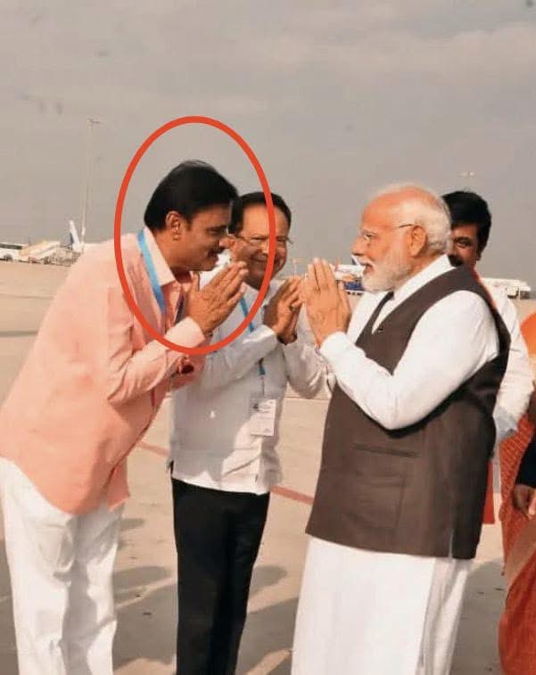 BJP का एक और बड़ा नेता निकला बलात्कारी जिसके सिर पर था PM मोदी का हाथ‼️

♦️ कर्नाटक में BJP का वरिष्ठ नेता और विधायक मुनिरत्ना ने अपने साथियों के साथ मिलकर एक महिला का गैंगरेप किया

♦️ इसके बाद विधायक ने पीड़ित के चेहरे पर पेशाब किया, खतरनाक वायरस का इंजेक्शन लगाया और किसी को कुछ
