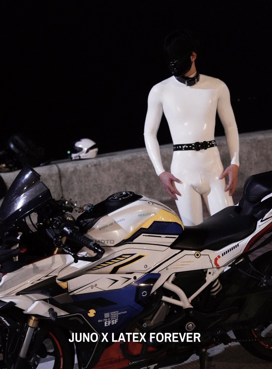 Latex_Forever's tweet image. Hop on and ride with me 🏍️💨
@Juno0816summer is wearing @Latex_Forever essential latex catsuit 🤍 latexforever.com
