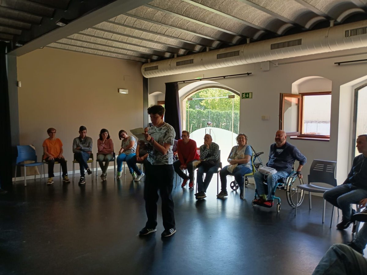 El grup d'autogestors de Sant Tomàs ha organitzat la seva primera trobada. Va ser una gran oportunitat per compartir i conèixer altres experiències i reptes compartits. Gràcies Jordi Molas per acompanyar-nos i a totes les persones que ho han fet possible.
santtomas.cat/el-grup-dautog…