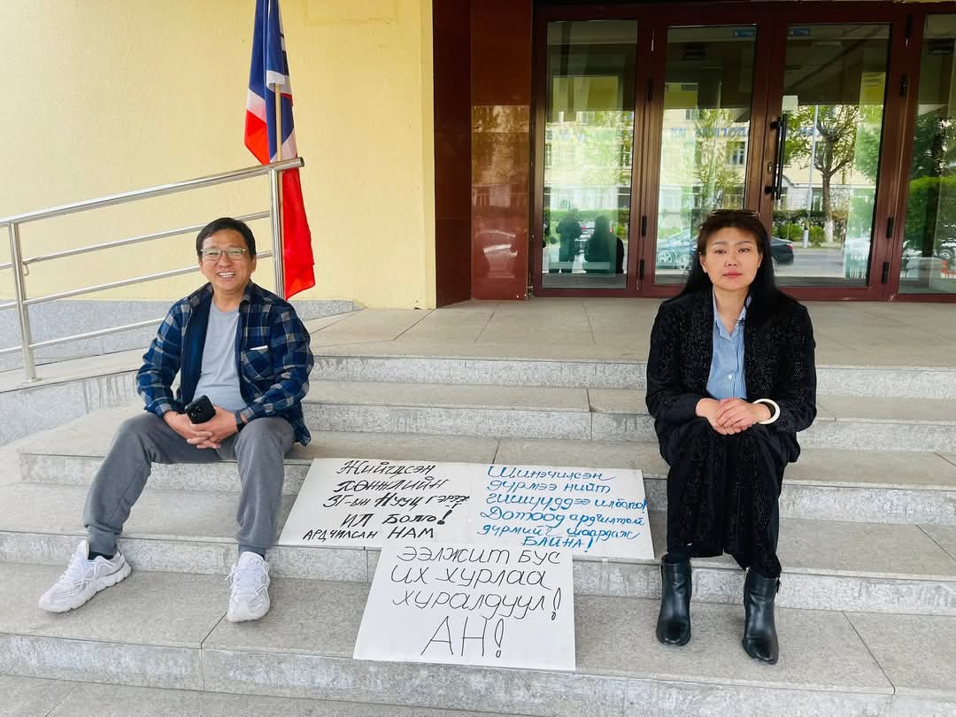 Эби мацаж эхэллээ. Нөгөө талаас нь Женко. Бөөн зодоон. АН хурлаа зарлахгүй байгаа нь Лу энэ хоёрын зодооноос л айгаад байсан байх. Одоо ч хүссэн хүсээгүй эхлэх болох нь дээ. Хир удаан зодолдох юм бол.