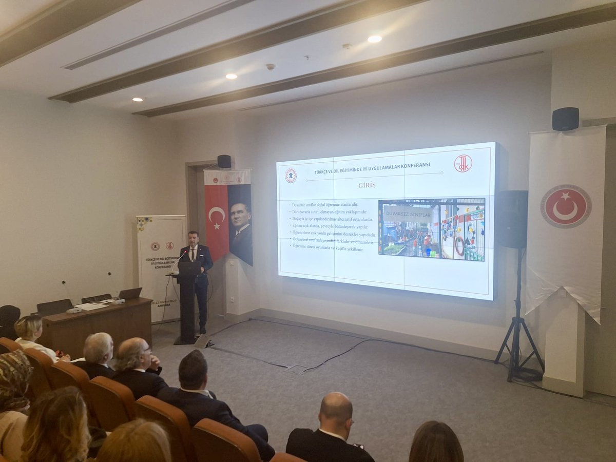 NailDayanc's tweet photo. 🇹🇷MEB Türkçe ve Dil Eğitiminde İyi Uygulamalar Konferansı’nda 
“Duvarsız Sınıflar Modeli”ni İl Milli Eğitim Müdürlüğü adına sunduk.

📚🌿Osmaniye’den ülkemizin eğitimine katkı sunduğumuz modelimiz hayırlı olsun.

👏Emeği geçenlere teşekkür ediyoruz. 

@DrErdincYILMAZ1 @ALBAKAydn https://t.co/9AlYisd9My