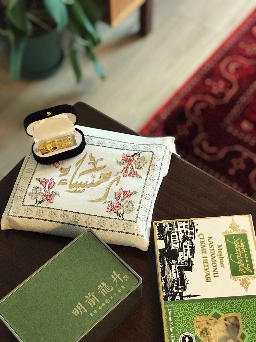 Dün bir arkadaşım misafirimizdi. Gelirken bize Mekke’den seccade, Medine’den esans, Çin’den yeşil çay ve en önemlisi Kastamonu’dan çekme helva getirmiş. 😂