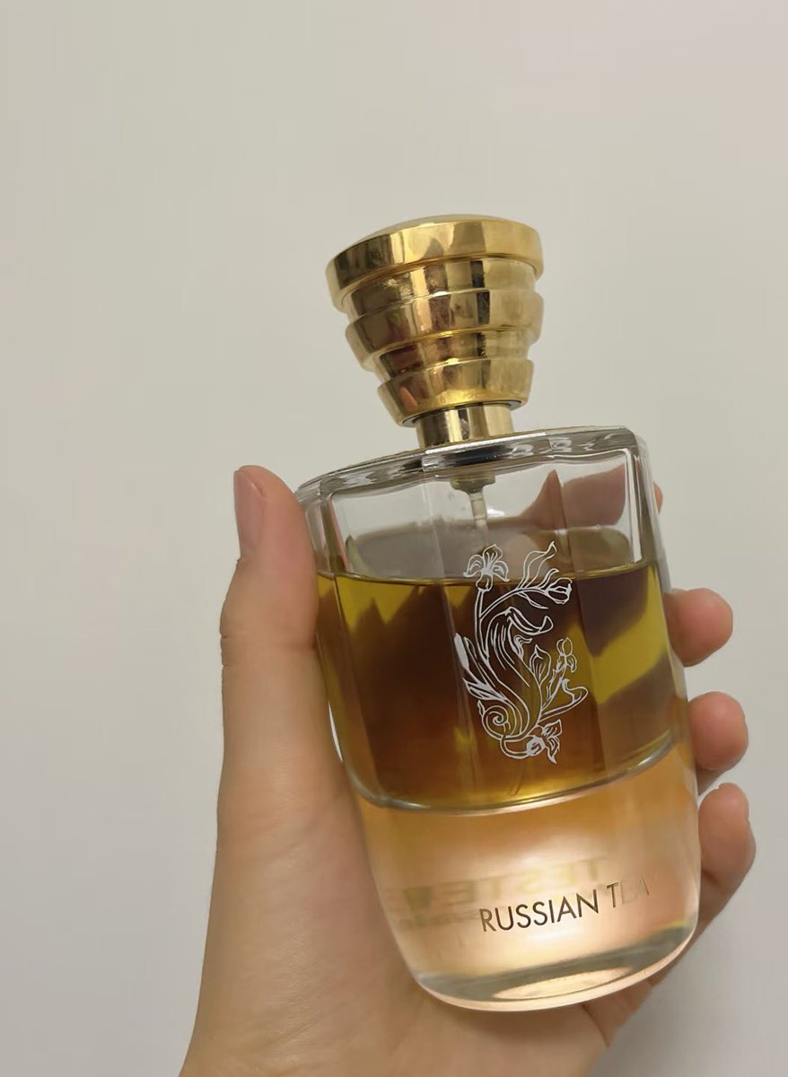 يابنات، عطر Russian Tea من ماسك ميلانو يستاهل التجربة! 🥰✨ او دو برفيوم فاخر يناسب الجنسين، مستوحى من طقوس الشاي الروسي في جو شتوي دافئ 🫖❄️. ريحته غنية ومعقدة، يبدأ بنوتات عليا منعشة من النعناع والفلفل الأسود مع لمسة توت العليق 🍓. قلب العطر فيه شاي أسود قوي مع الماجنوليا