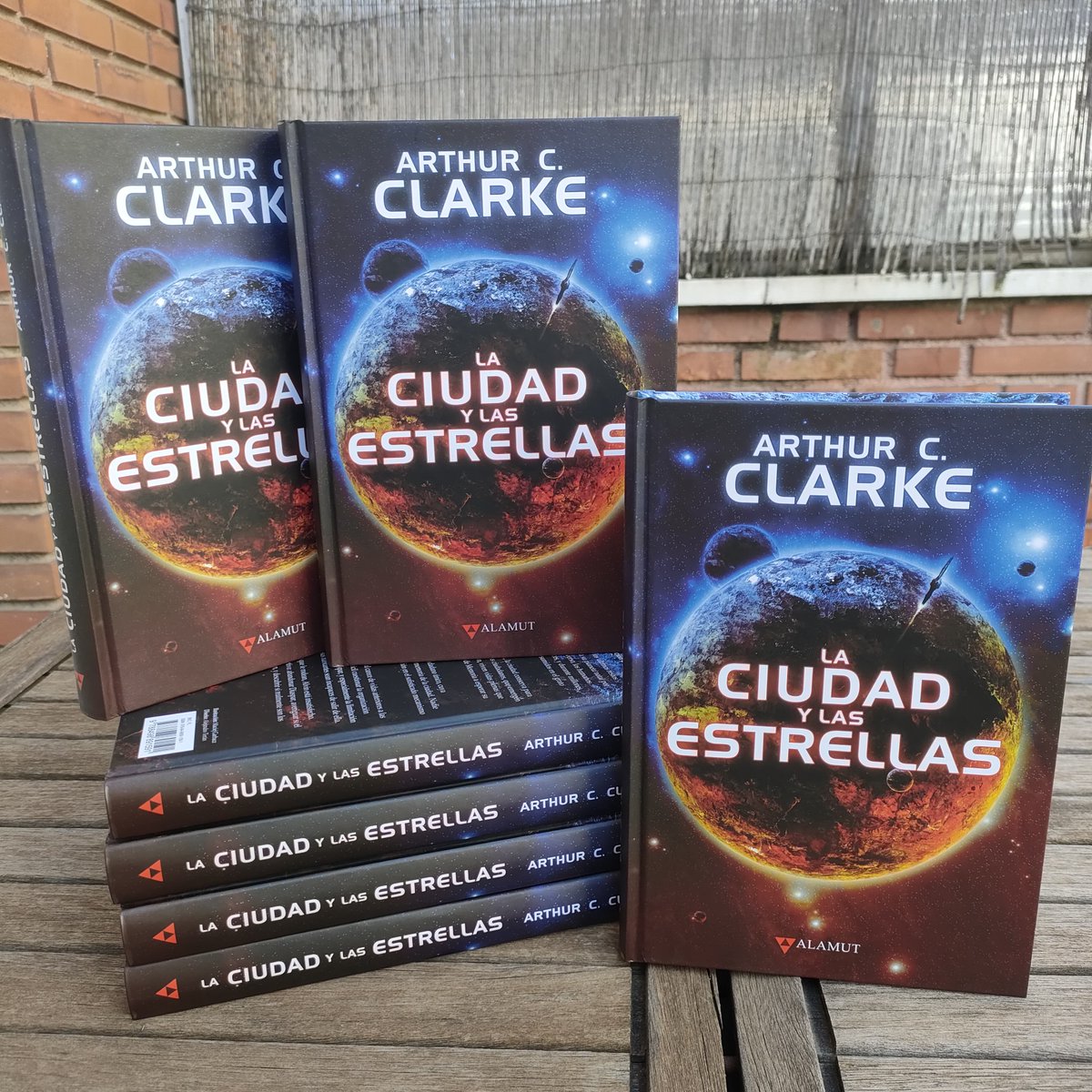 Librería Cyberdark (@cyberdark) on Twitter photo Ya hemos recibido la nueva edición en tapa dura de La ciudad y las estrellas de Arthur C. Clarke. Una de las grandes novelas de la ciencia ficción, escrita por uno de los pilares del genero.
Edita <a href="/AlamutEdiciones/">Alamut Bibliópolis</a>, a la venta el 29/05
👉goo.su/ioL3Q Ya hemos recibido la nueva edición en tapa dura de La ciudad y las estrellas de Arthur C. Clarke. Una de las grandes novelas de la ciencia ficción, escrita por uno de los pilares del genero.
Edita <a href="/AlamutEdiciones/">Alamut Bibliópolis</a>, a la venta el 29/05
👉goo.su/ioL3Q