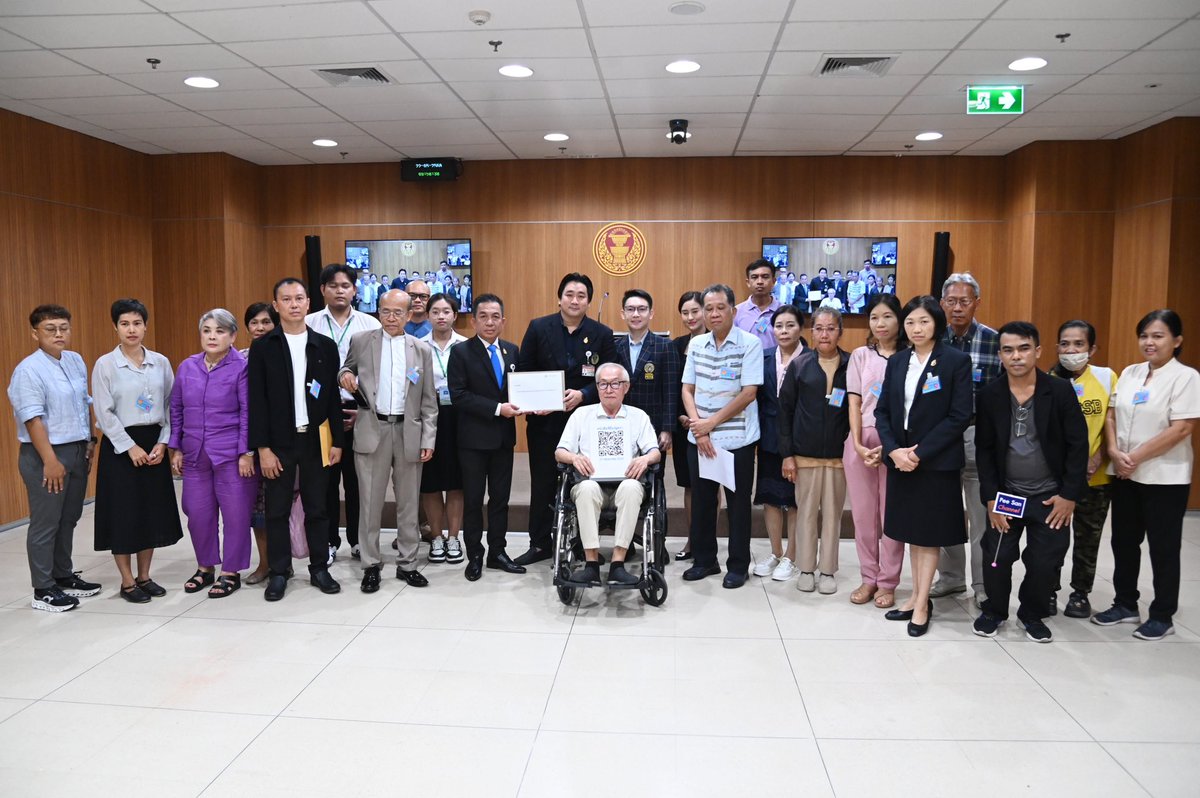 ผู้บังคับบัญชากลุ่มงานประสานการเมืองฯ สำนักงาน #ประธานสภาผู้แทนราษฎร รับยื่นหนังสือขอความเป็นธรรมให้กับผู้ที่ได้รับผลกระทบจาก #วัคซีนโควิด19 พร้อมขอให้สภาฯ เปิดเวทีสาธารณะให้หน่วยงานที่มีหน้าที่รับผิดชอบดำเนินการแก้ไขปัญหา #โควิด19 #รัฐสภา #สภาผู้แทนราษฎร youtu.be/7-7RKYi7FY4?si…