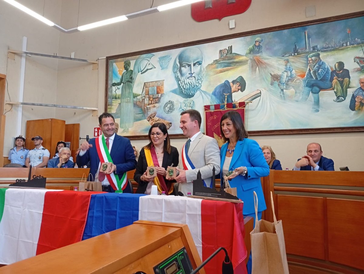 Bail Romain (@bailromain) on Twitter photo Fier de la signature de la Charte de jumelage entre Gela en #Sicile et <a href="/OuistrehamRB/">Ouistreham Riva-Bella</a> en <a href="/RegionNormandie/">Région Normandie</a> … un nouvel avenir en commun <a href="/Herve_Morin/">Hervé Morin</a> <a href="/fxpriollaud/">Francois-Xavier Priollaud</a> <a href="/JoyauNicolas/">Nicolas Joyau</a> Fier de la signature de la Charte de jumelage entre Gela en #Sicile et <a href="/OuistrehamRB/">Ouistreham Riva-Bella</a> en <a href="/RegionNormandie/">Région Normandie</a> … un nouvel avenir en commun <a href="/Herve_Morin/">Hervé Morin</a> <a href="/fxpriollaud/">Francois-Xavier Priollaud</a> <a href="/JoyauNicolas/">Nicolas Joyau</a>