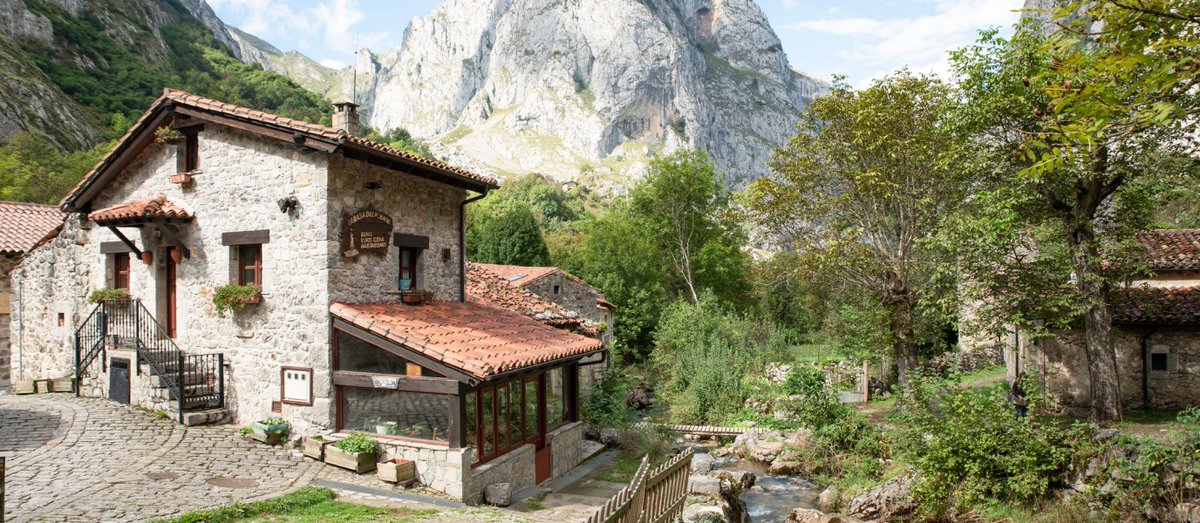 🏔️ ¿Sabías que en Asturias hay un pueblo sin carreteras? 🏔️

Se llama Bulnes y solo se puede llegar a pie o en funicular.

Aquí se elabora el famoso queso Cabrales
Desde AEERA hemos planteado un viaje para ver todo esto, si te interesa apúntate ya en la asociación.

¿Te animas?
