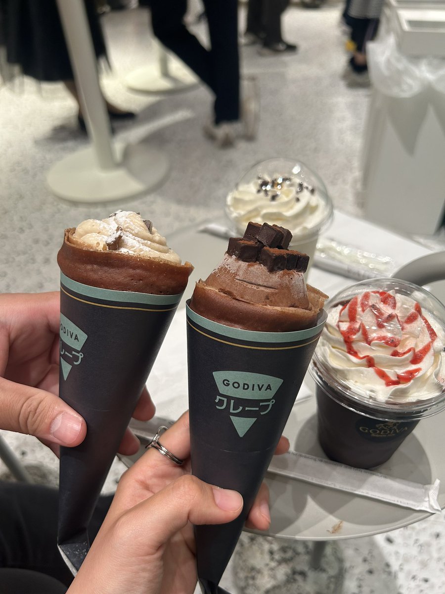 GODIVAクレープ行ってきた😋
クレープよりイチゴのチョコバキバキショコリキサーのほうがハマった😆