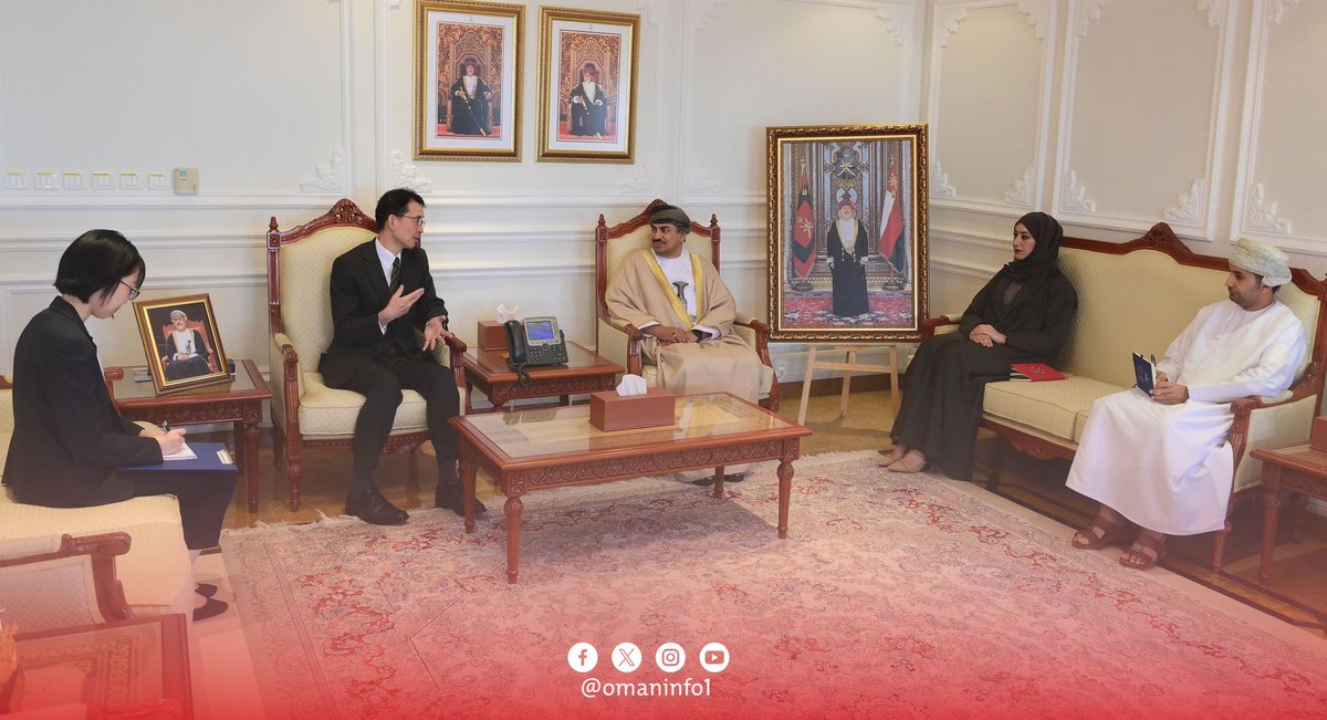 استقبل معالي الدكتور عبدالله بن ناصر الحراصي وزير الإعلام، في مكتبه اليوم سعادة كيوشي سيريزاوا ، سفير اليابان المعتمد لدى سلطنة عُمان. جرى خلال المقابلة استعراض أوجه التعاون الإعلامي بين البلدين الصديقين وسبل تطويرها، وتناول الحديث تعزيز التبادل الإعلامي من خلال تنظيم زيارات