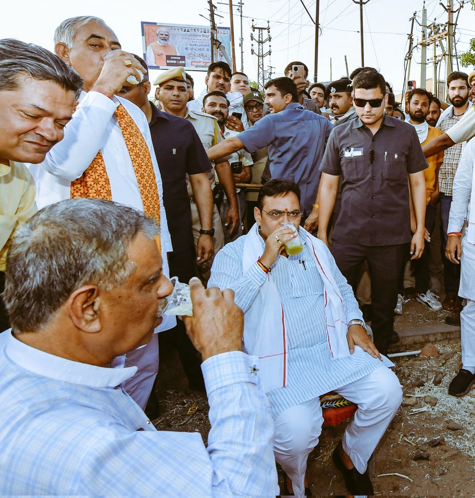 Bhajanlal ji <a href="/RajCMO/">CMO Rajasthan</a> <a href="/BhajanlalBjp/">Bhajanlal Sharma</a> ganna ka juice पीते हैं bhajanlal ji काँच के गिलास में pee रहे हैं और बाकी मंत्री लोग प्लास्टिक के में <a href="/PARTHBSTC1styr/">Prarthna Pachori BSTC</a> 
#3rdgrade_पद_25k_करो 
#ठाठ बेरोजगारों ki सोचो तनिक