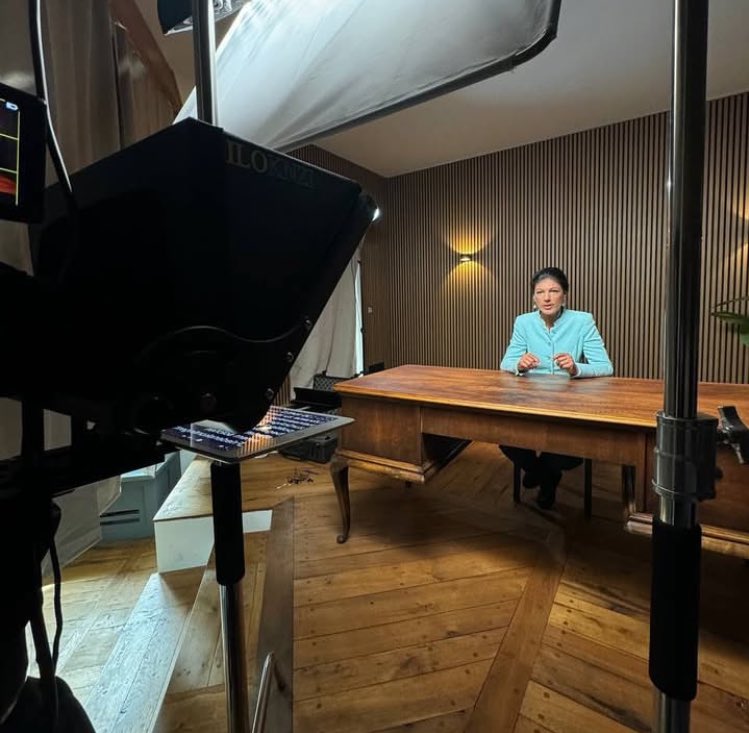 Heute Abend kommt nach 1,5 Jahren endlich wieder eine neue Ausgabe der „Besseren Zeiten - #Wagenknecht/s Wochenschau“ auf Sahras YouTube-Kanal Online.

Schaltet heute heute Abend alle ein und abonniert Sahras Kanal, um weitere Folgen nicht zu verpassen!👇

m.youtube.com/@sahrawagenkne…