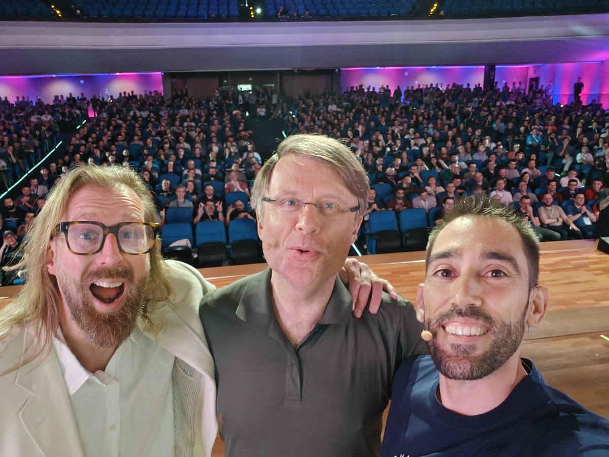 sergialmar's tweet image. Mandatory Keynote Selfie! #springio25